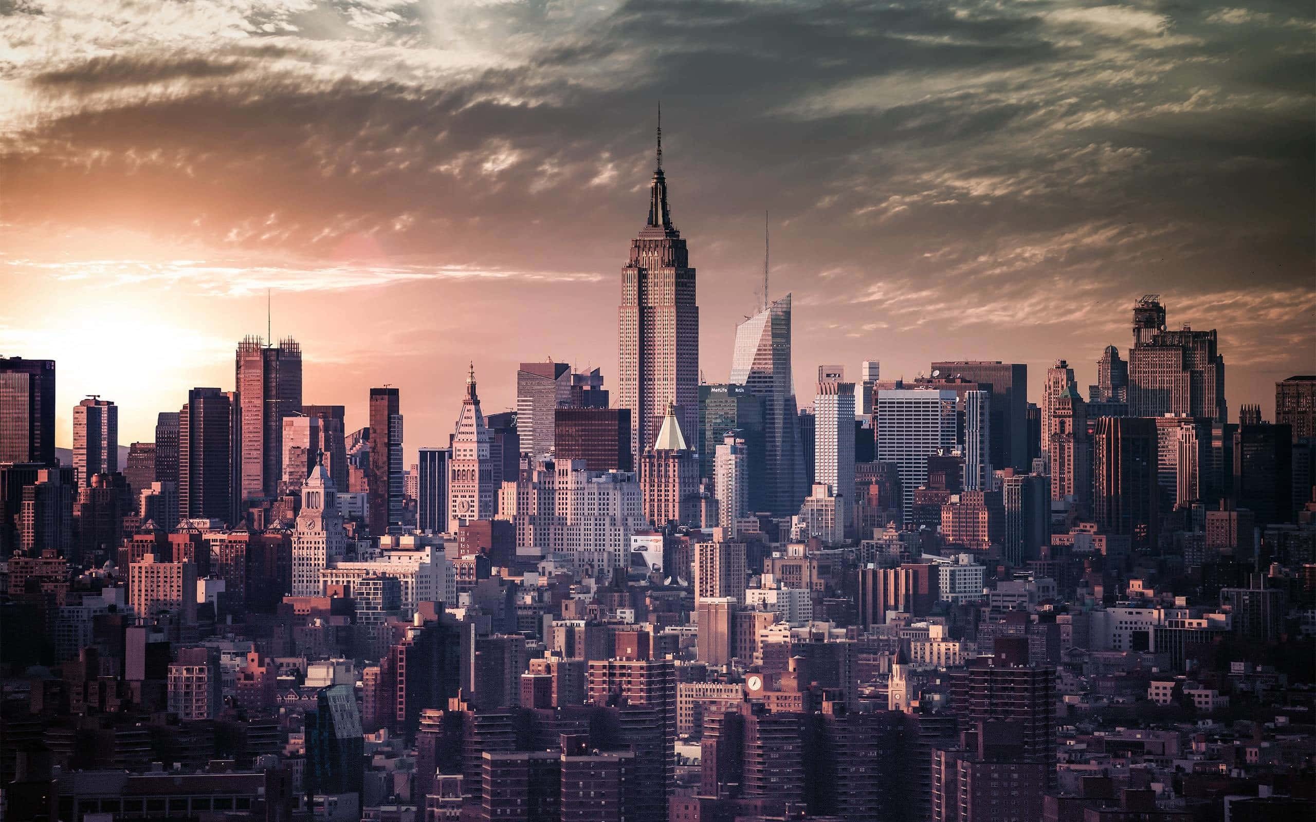 城市天際線與眾多建築 壁紙