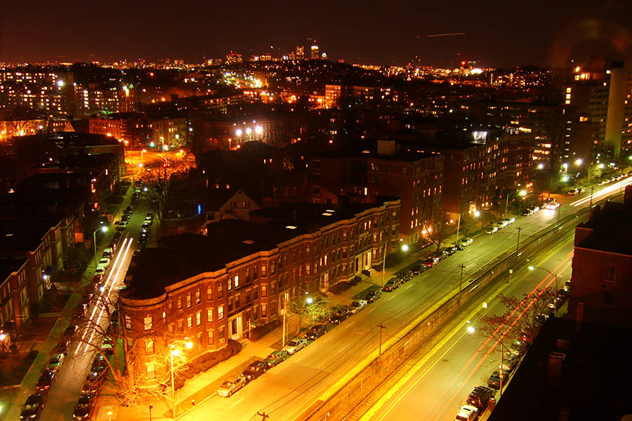 Massachusetts 桌布 壁紙 — 城市景觀的空中夜景，發光的街燈和流動的車燈照亮了城市街道和磚砌建築。