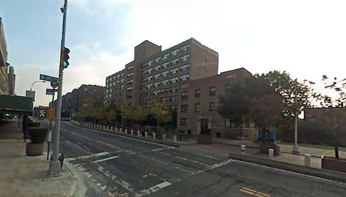 建築 桌布 壁紙 — 城市街角，磚砌公寓樓、交通號誌和樹木在明亮的天空下展現秋色。
