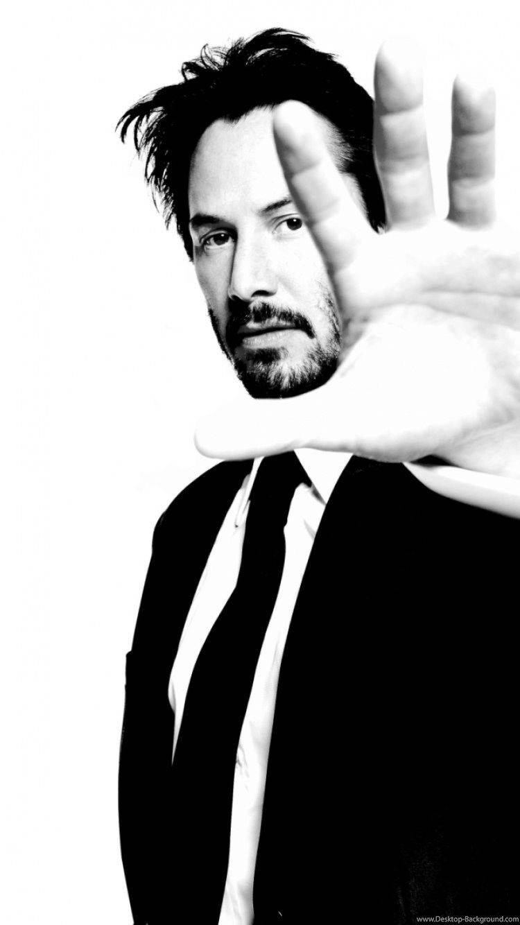 Keanu 桌布 壁紙 — 基努李維的黑白肖像，他將手舉在面前，背景是純白色。