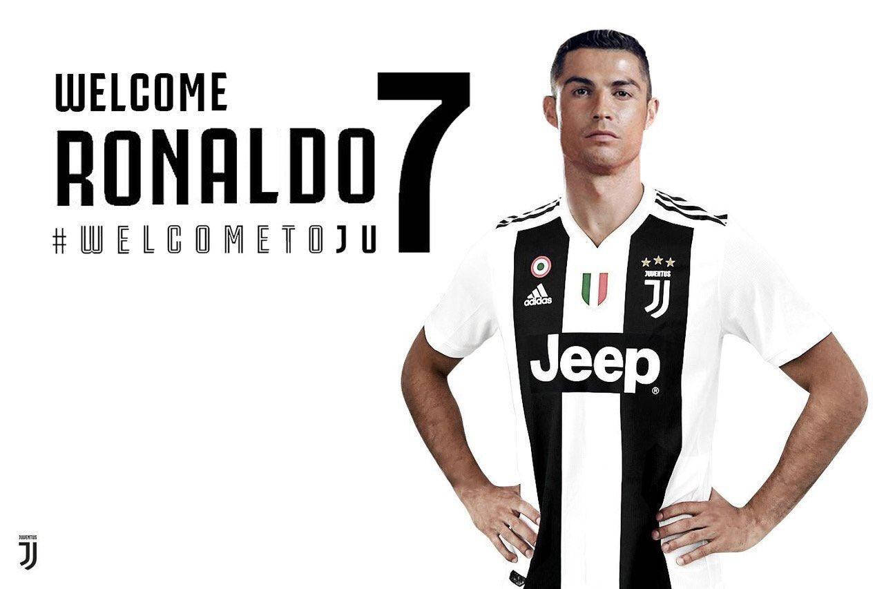 Cr7 桌布 壁紙 — 基斯坦奴·朗拿度自信地站在純白背景前，身穿祖雲達斯球衣，雙手叉腰。