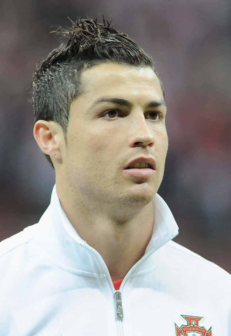 Ronaldo 桌布 壁紙 — 基斯坦奴·朗拿度身穿白色葡萄牙球衣，比賽中專注表情的特寫肖像。