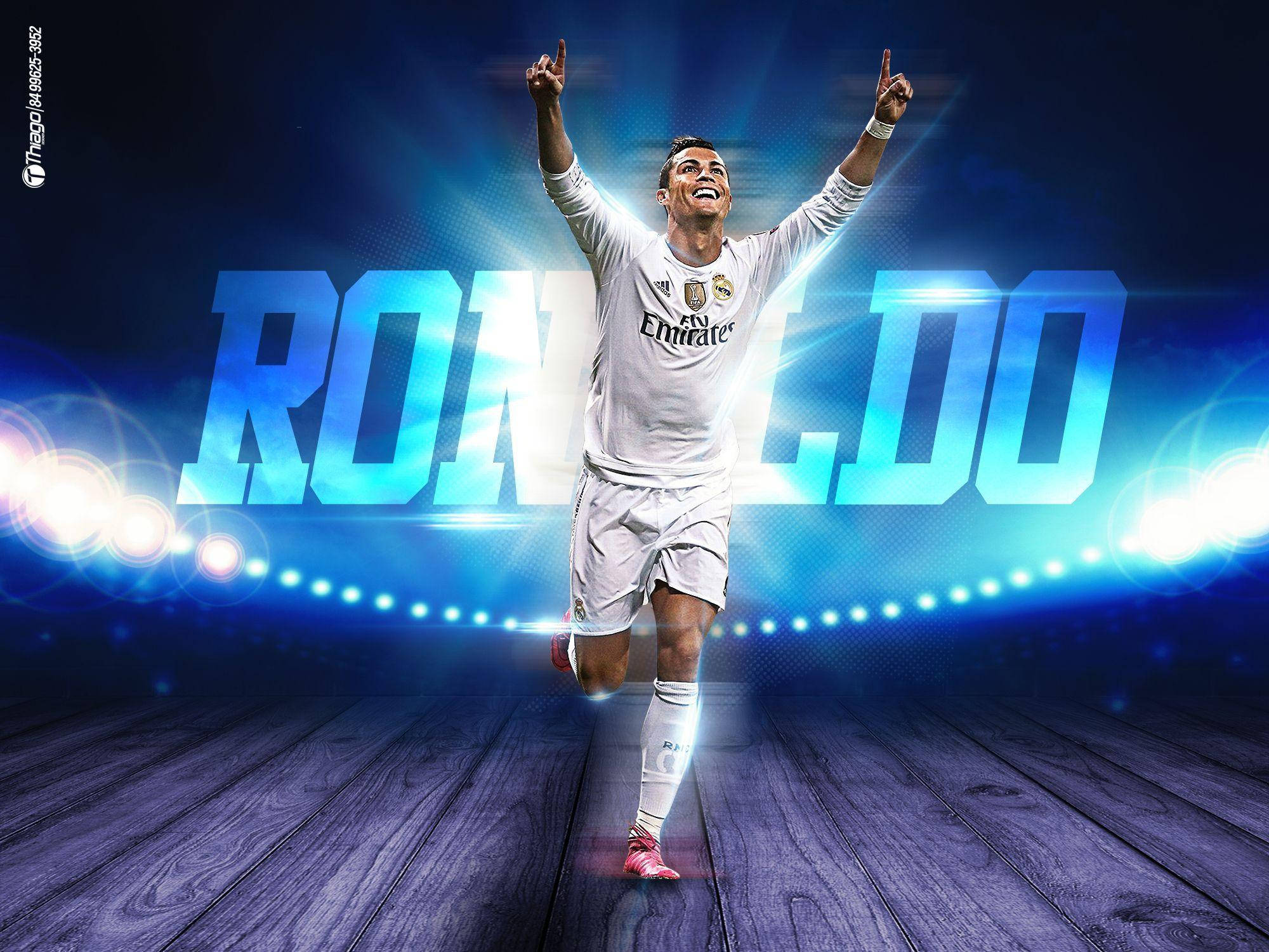 Cr7 桌布 壁紙 — 基斯坦奴·朗拿度身穿皇家馬德里球衣，在發光的藍色球場背景下，他的名字以粗體字呈現，勝利慶祝。