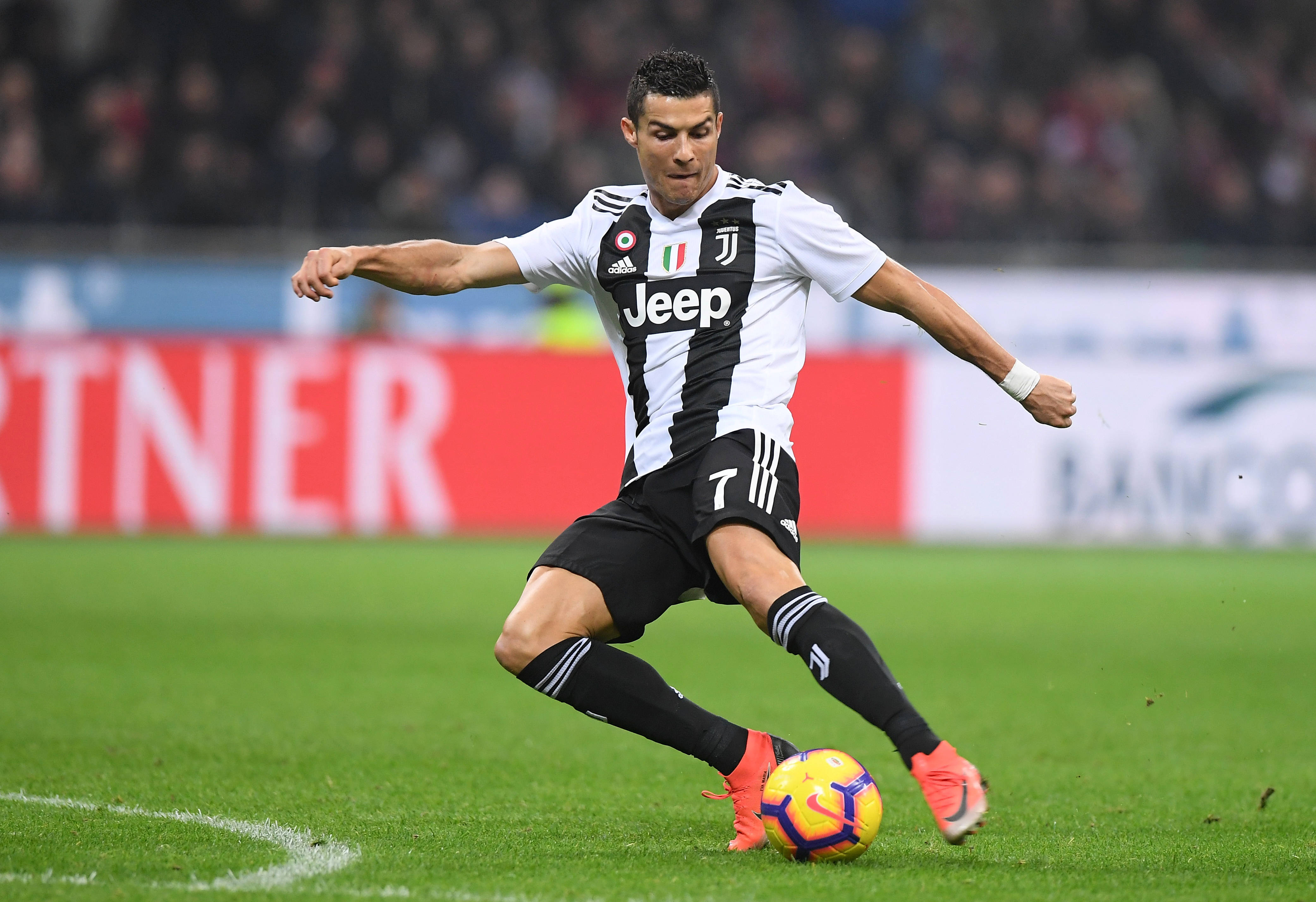 Ronaldo 桌布 壁紙 — 基斯坦奴·朗拿度身穿祖雲達斯球衣，在專業比賽中於充滿活力的綠色球場上盤帶一個色彩繽紛的足球。