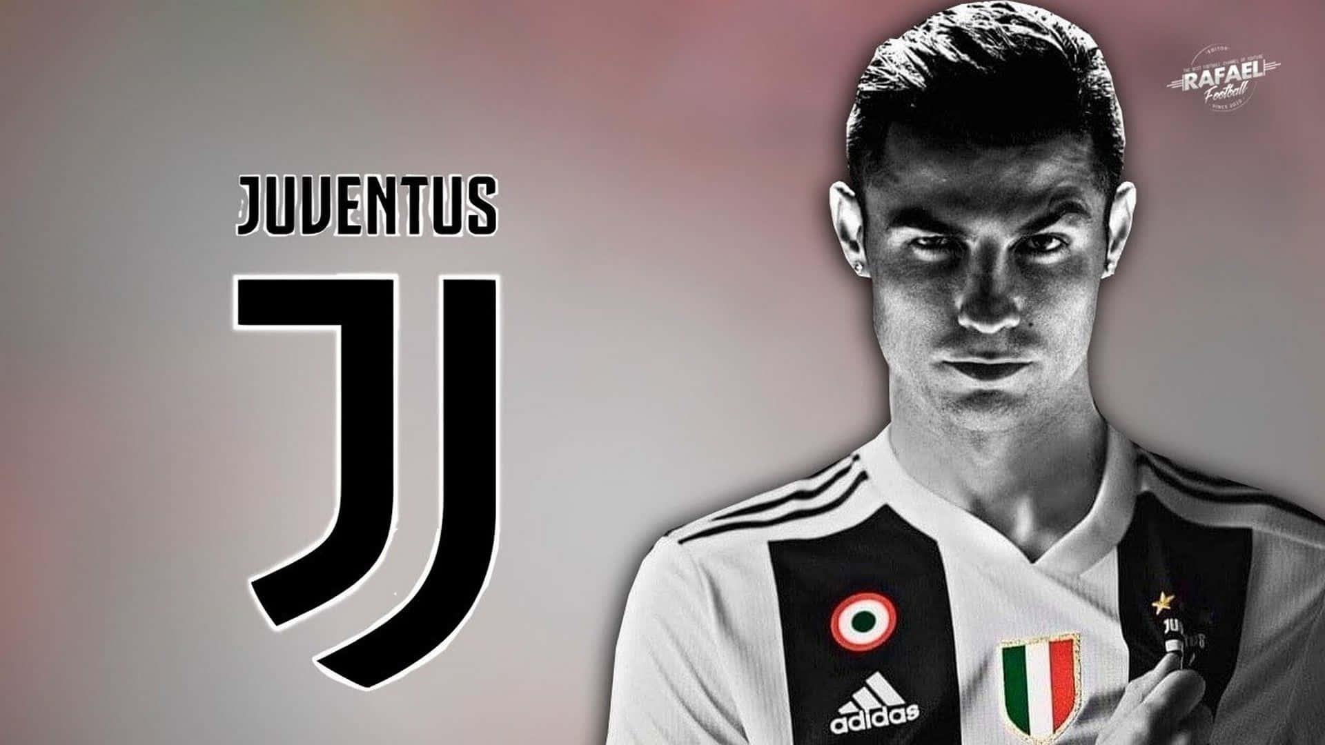 Ronaldo 桌布 壁紙 — 基斯坦奴·朗拿度身穿祖雲達斯足球球衣，在柔和漸變背景下的黑白肖像。