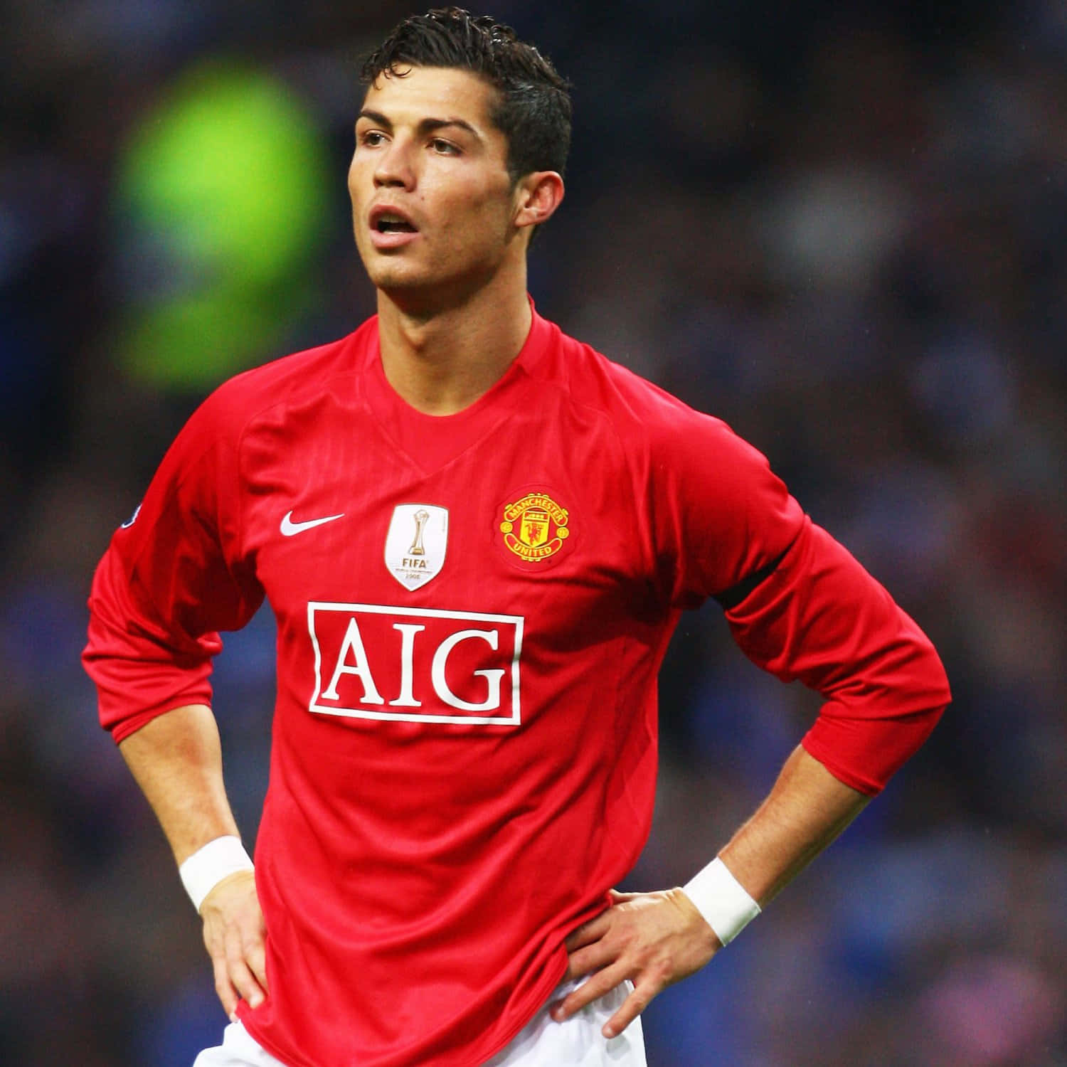 Ronaldo 桌布 壁紙 — 基斯坦奴·朗拿度身穿紅色曼聯球衣，在球場燈光下的夜間足球比賽中雙手叉腰站立。