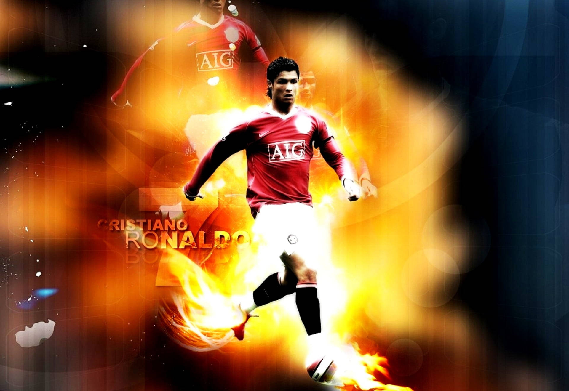 Ronaldo 桌布 壁紙 — 基斯坦奴·朗拿度身穿紅色曼聯球衣，在黑暗背景下踢球，周圍環繞著熾熱的橙色和黃色火焰。