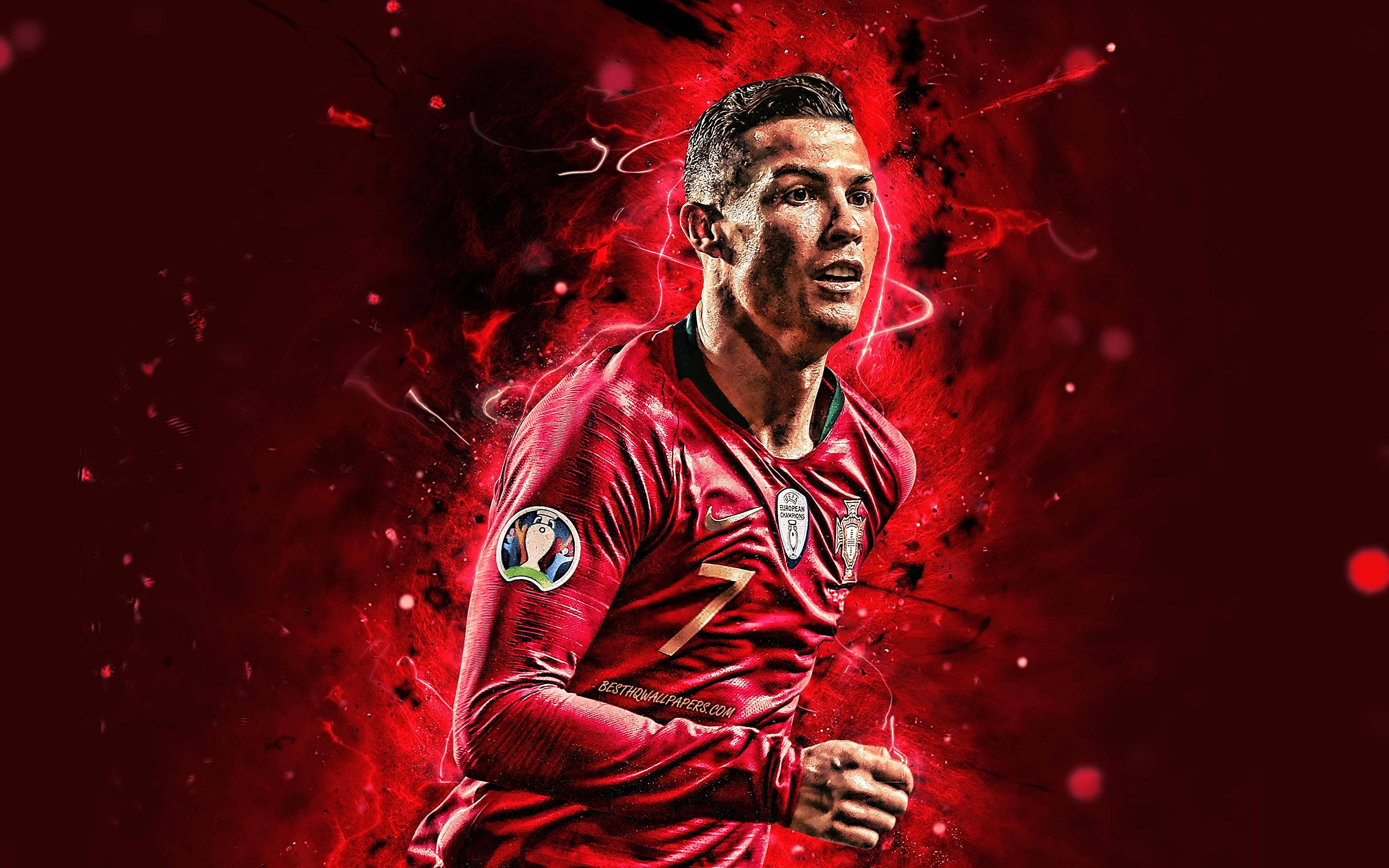 Cr7 桌布 壁紙 — 基斯坦奴·朗拿度身穿紅色葡萄牙球衣的動態數位肖像，周圍環繞著電光火石般的紅色能量爆發。