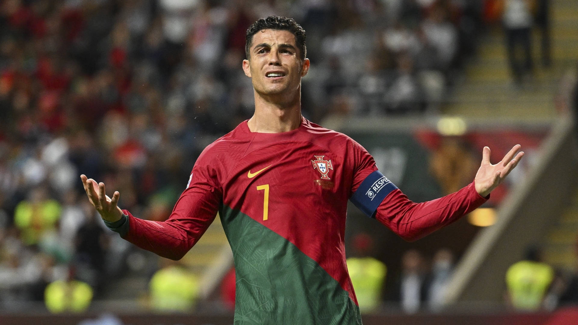 Portugal 桌布 壁紙 — 基斯坦奴·朗拿度身穿葡萄牙紅綠球衣，在夜間足球比賽的球場燈光下沮喪地做手勢。