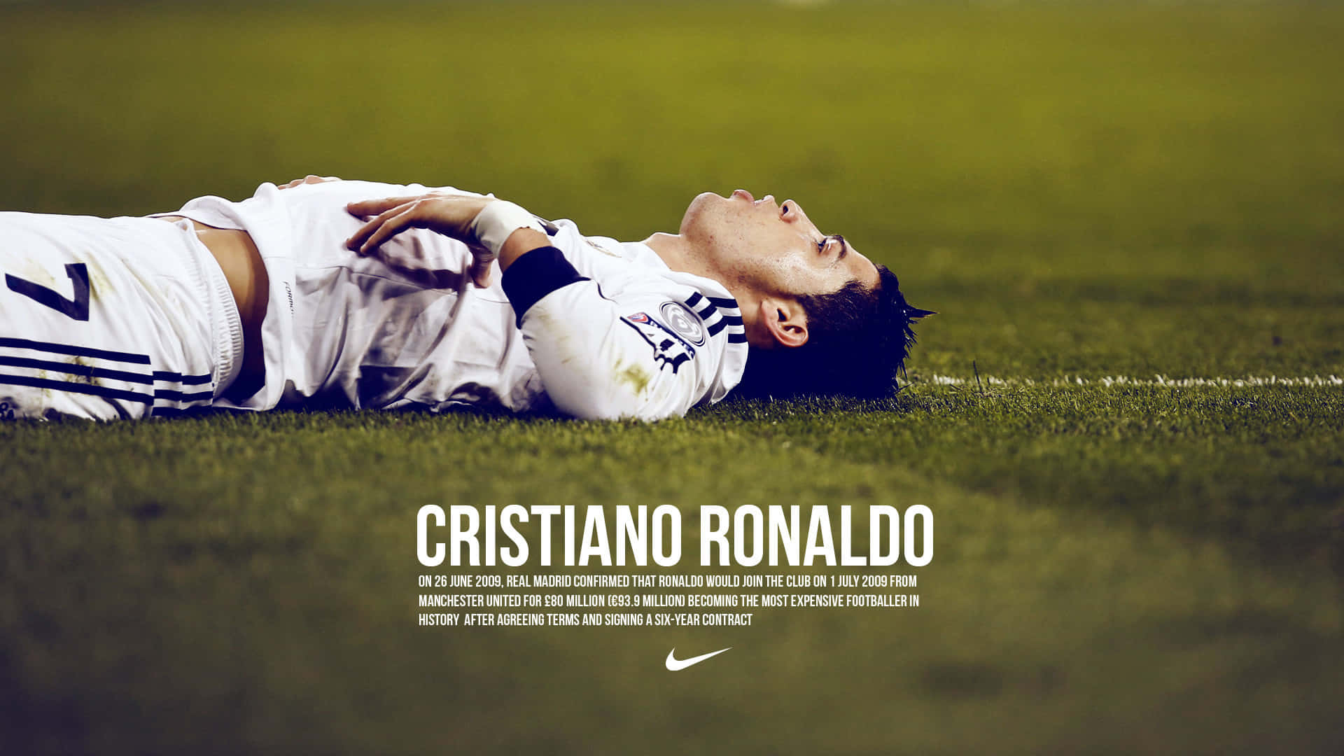 Cristiano Ronaldo 足球 桌布 壁紙 — 基斯坦奴·朗拿度躺在綠色足球場上，身穿白色球衣，抬頭仰望，表情沉思。