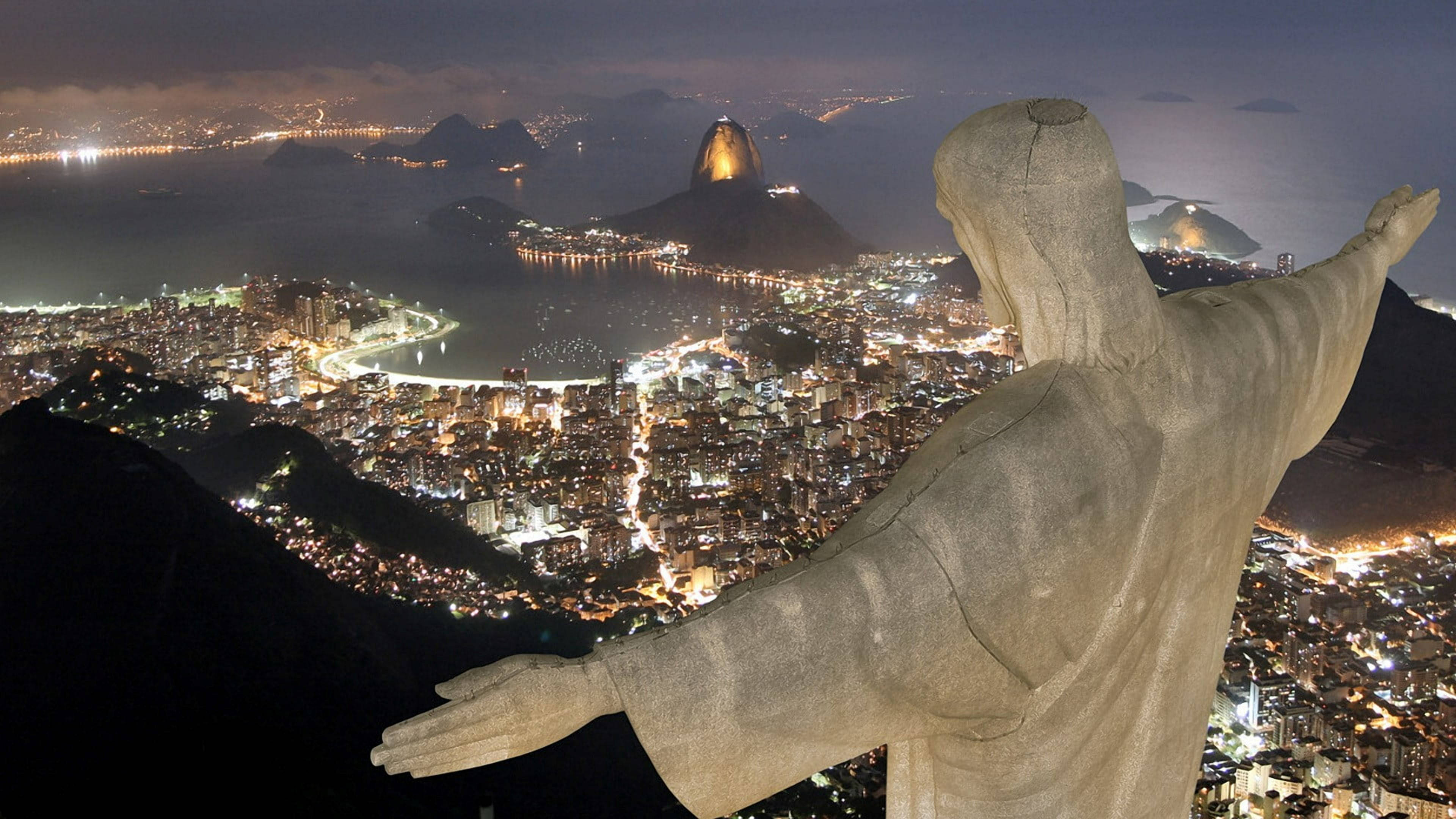 rio 桌布 壁紙 — 基督救世主雕像俯瞰著里約熱內盧閃爍的夜空，遠處是糖麵包山。