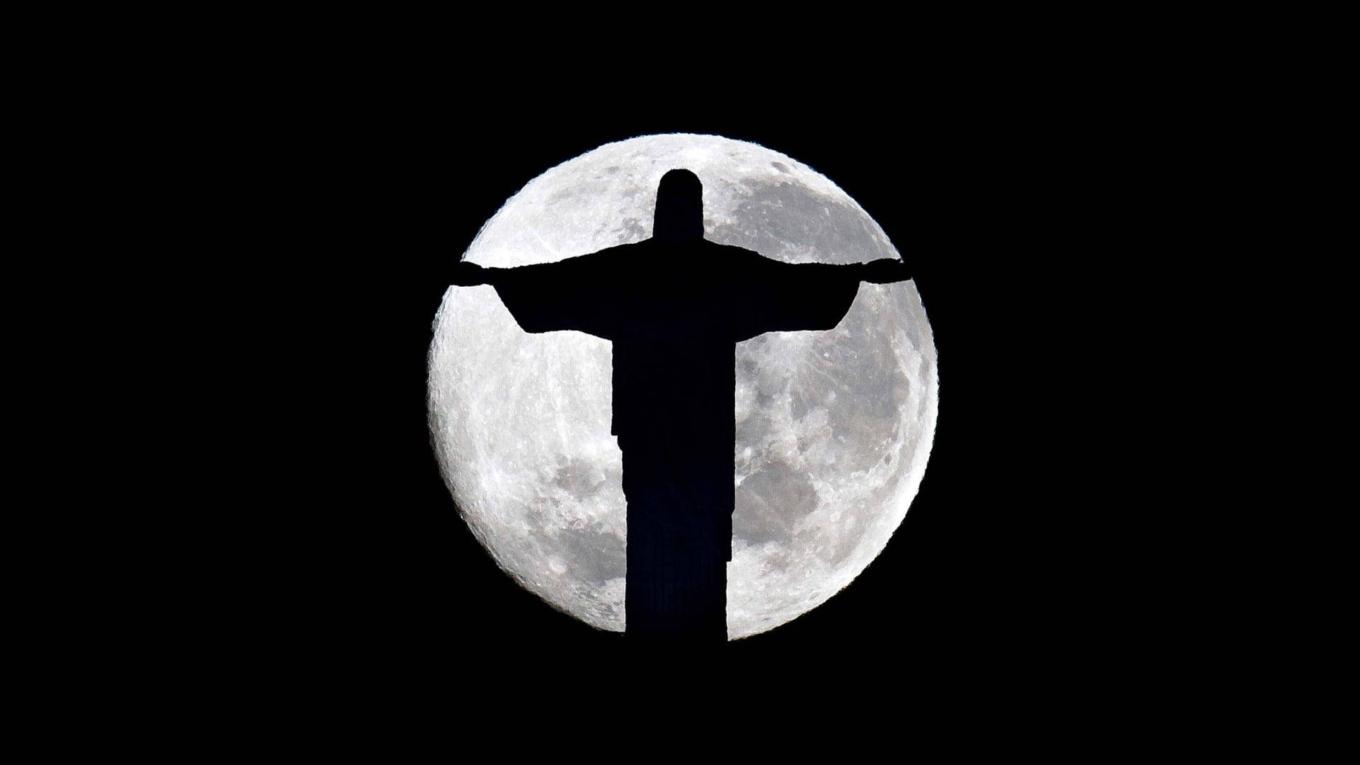 Christ 桌布 壁紙 — 基督救世主雕像的剪影，完美地以滿月框在黑天空上。