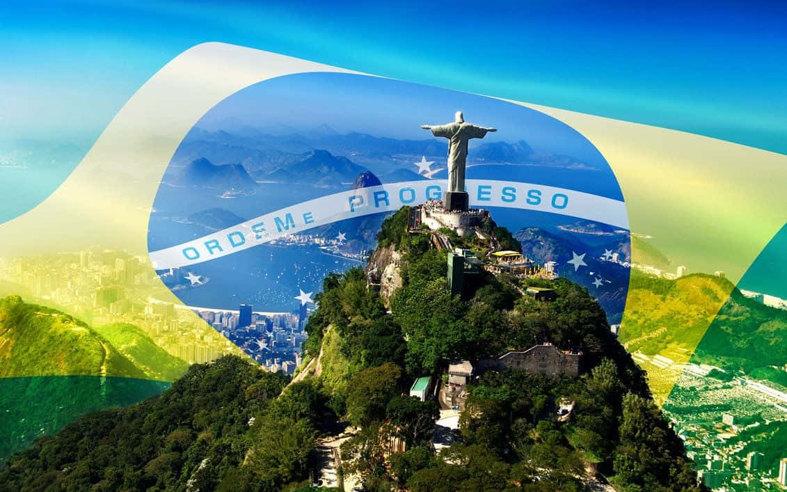巴西 桌布 壁紙 — 基督救世主雕像矗立在科爾科瓦多山頂，俯瞰里約熱內盧城市景觀，並疊加巴西國旗。