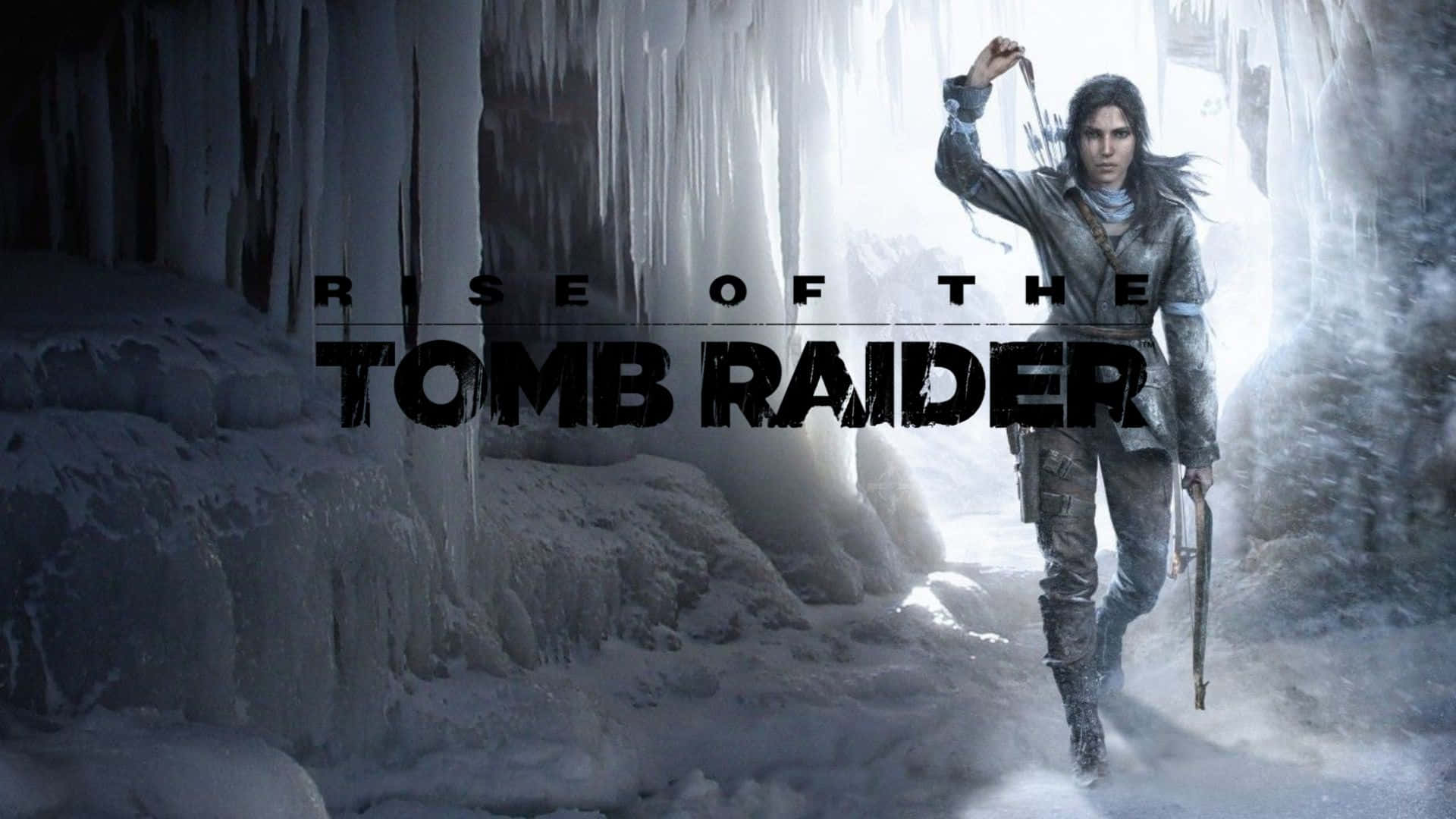 Lara Croft 桌布 壁紙 — 堅定的 Lara Croft 站在冰凍的冰洞中，手持繩索和武器，明亮的光線從冰入口射入。