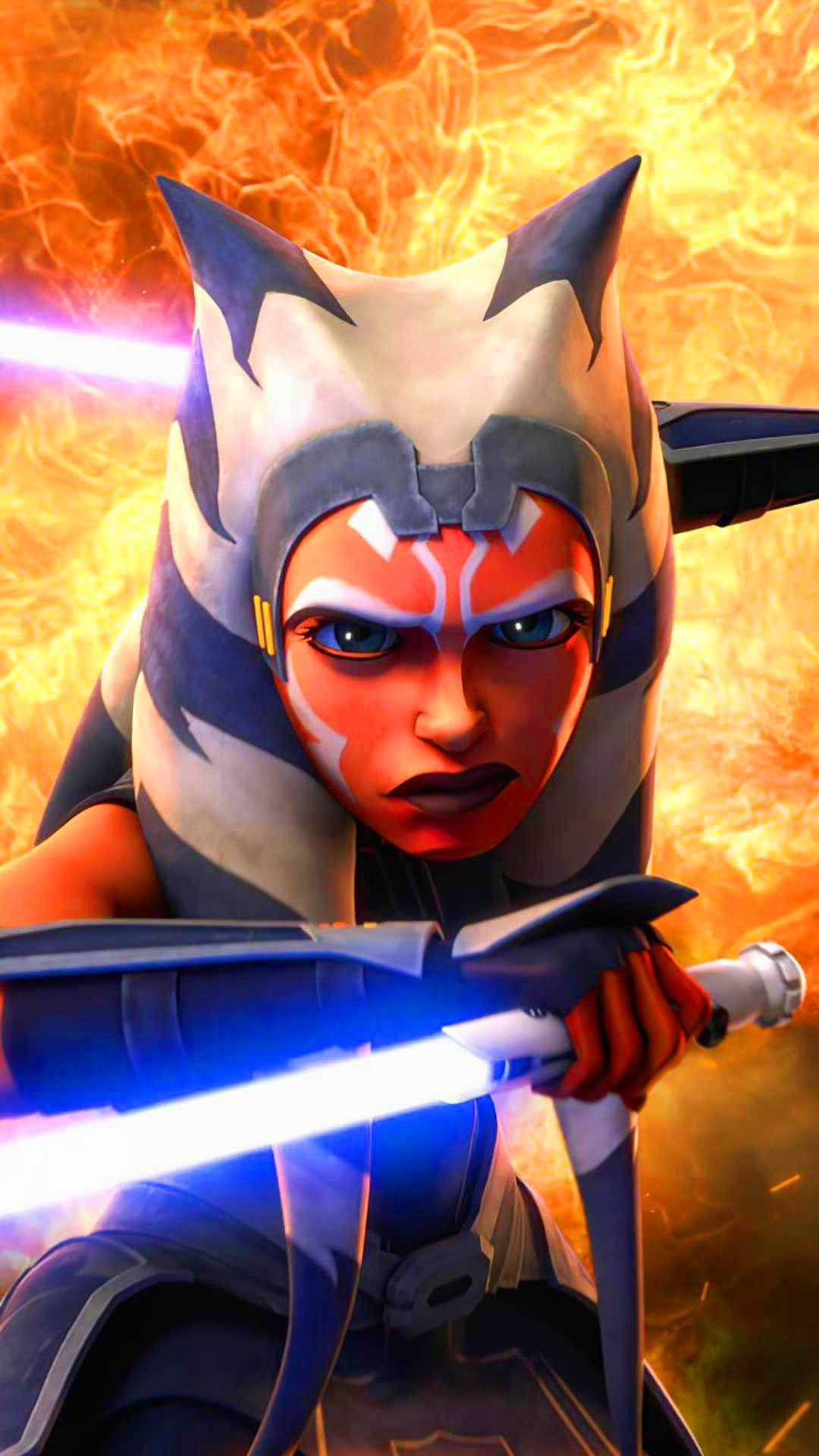 Ahsoka Tano 桌布 壁紙 — 堅定的亞蘇卡·譚諾在火橙色背景中揮舞藍色光劍，構成動態的星際大戰場景。