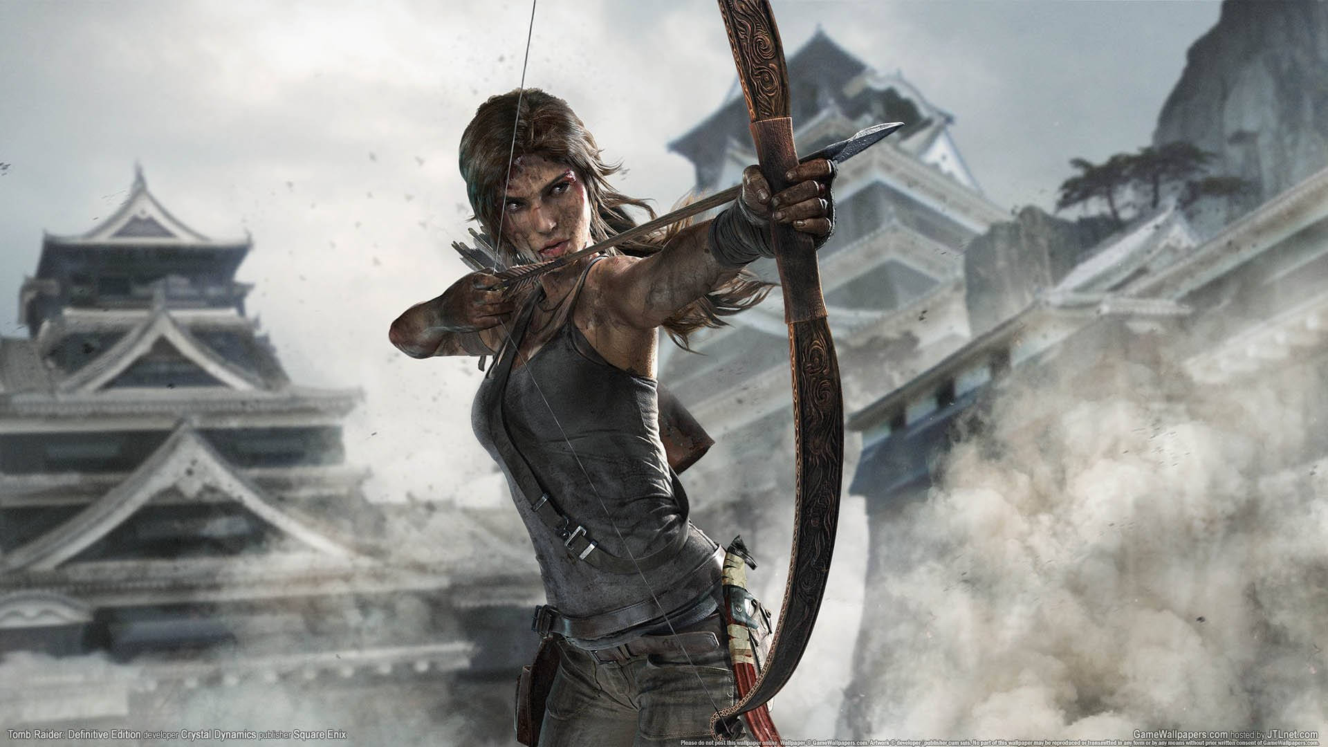 Tomb Raider Game 桌布 壁紙 — 堅定的蘿拉·卡芙特在迷霧籠罩的古老日本建築背景下精準瞄準她的弓。