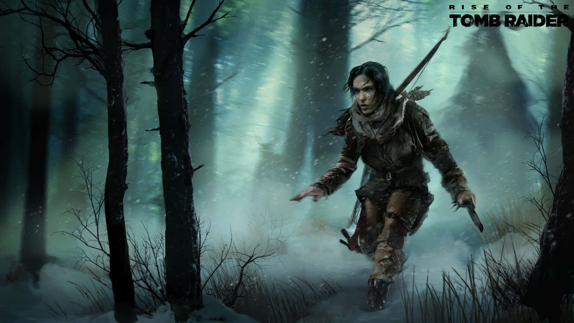 Lara Croft 桌布 壁紙 — 堅定的蘿拉·卡芙特在雪地森林中奔跑，樹木光禿，霧氣瀰漫的光線穿過樹冠。