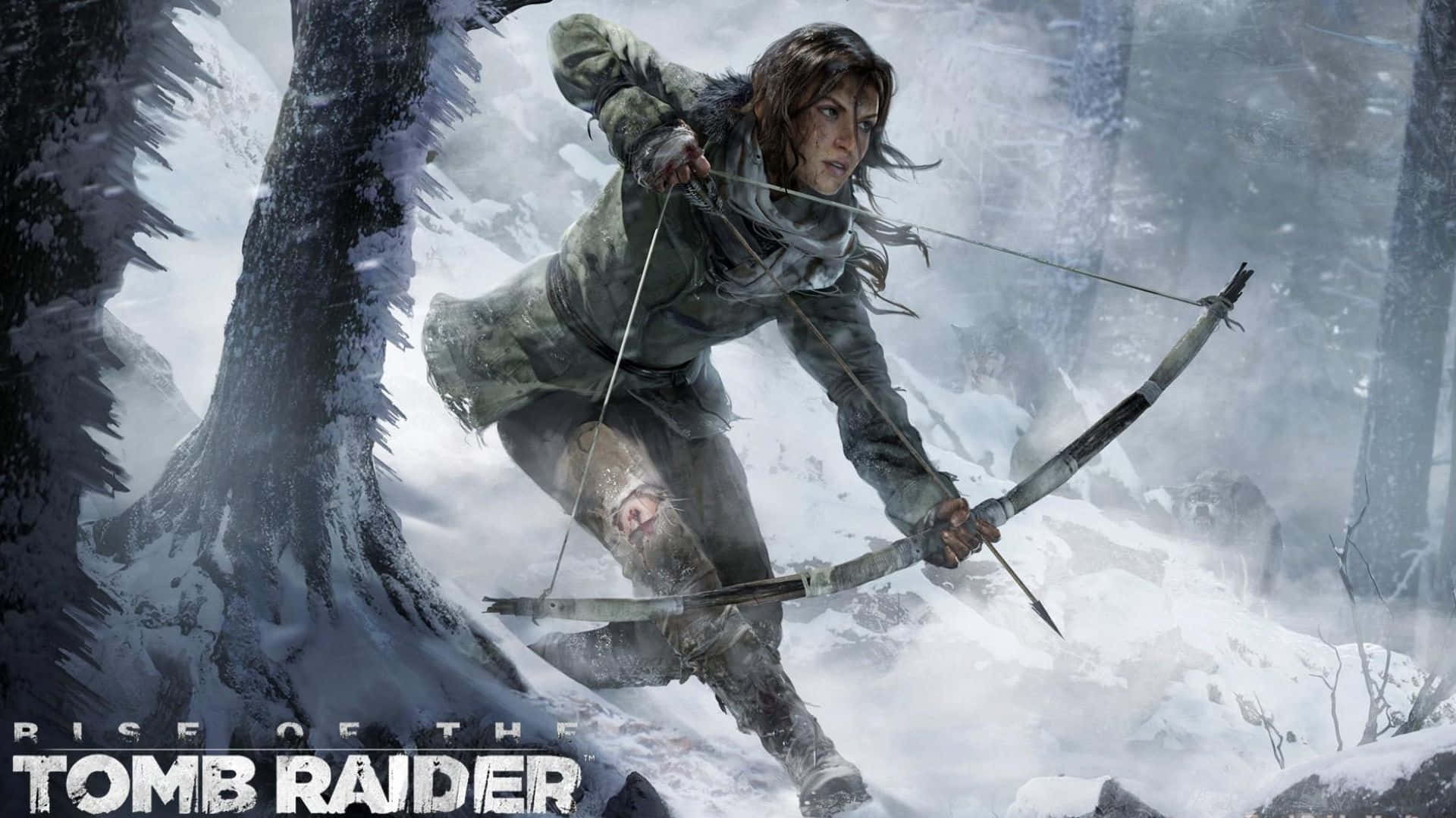 Lara Croft 桌布 壁紙 — 堅定的蘿拉·卡芙特在雪地森林中拉弓，雪花在她周圍旋轉，她蹲在一棵大樹旁。
