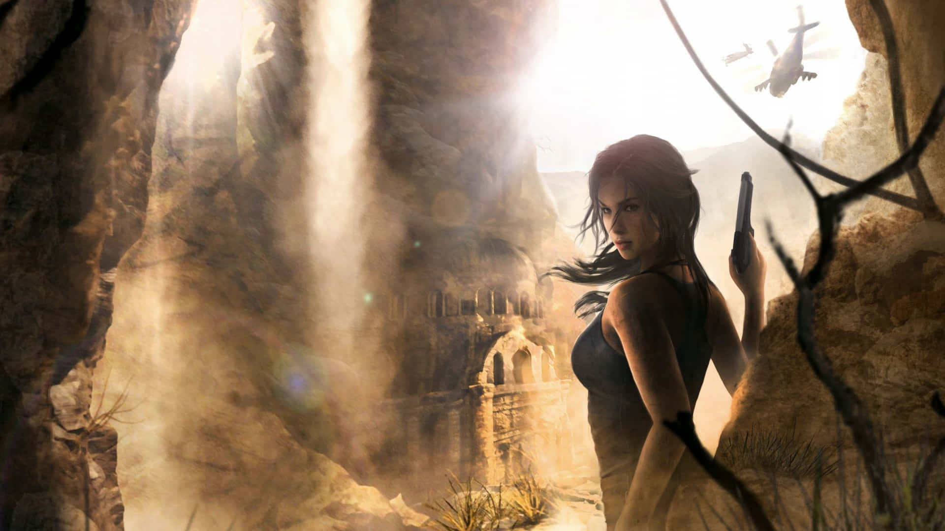 Lara Croft 桌布 壁紙 — 堅定的蘿拉·卡芙特站在陽光普照的峽谷中，手持手槍，朦朧的背景中可見古代遺跡和直升機。
