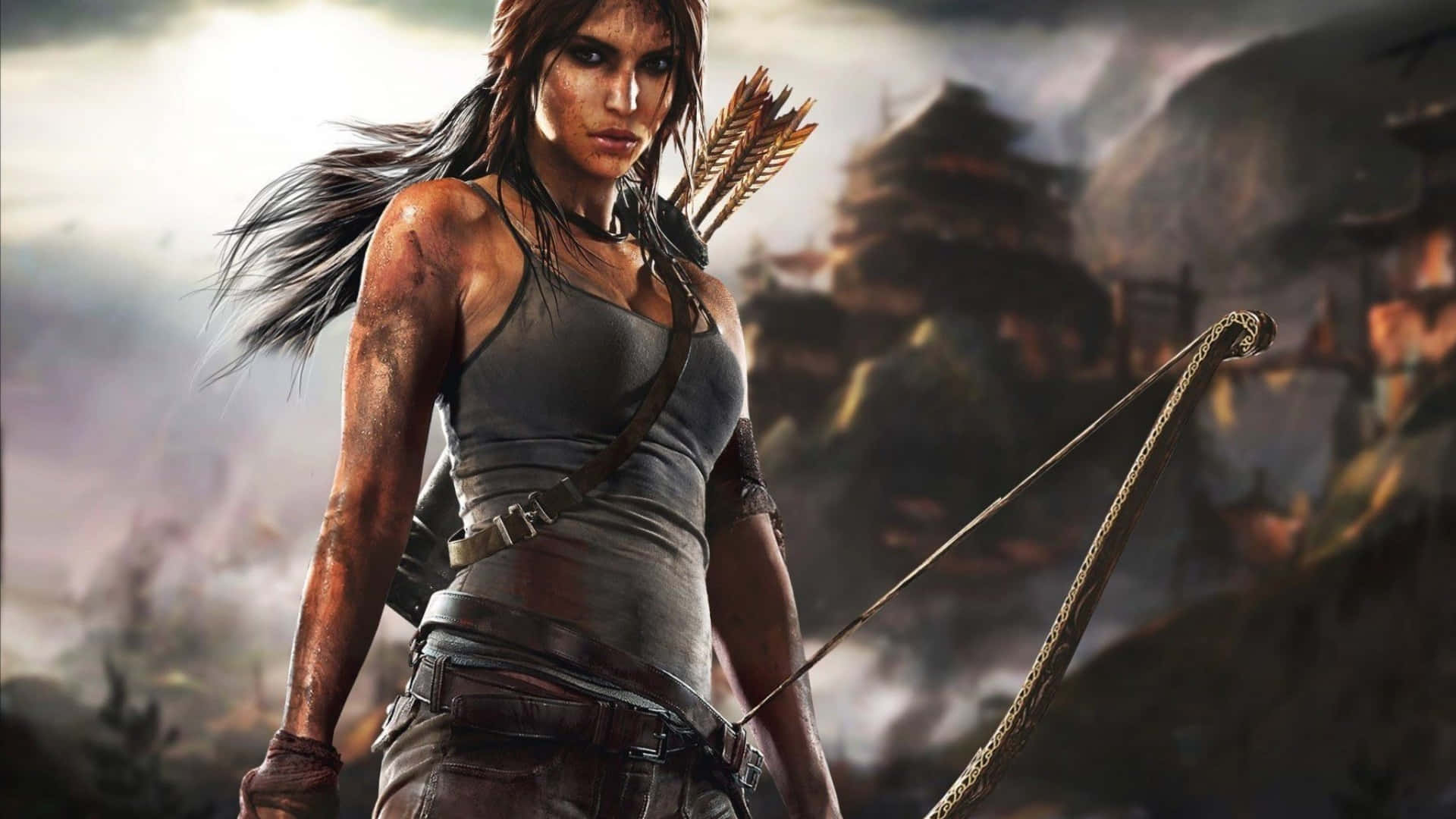 Lara Croft 桌布 壁紙 — 堅定的蘿拉·卡芙特站在霧氣瀰漫的叢林中，手持弓箭，身穿背心和工裝褲。