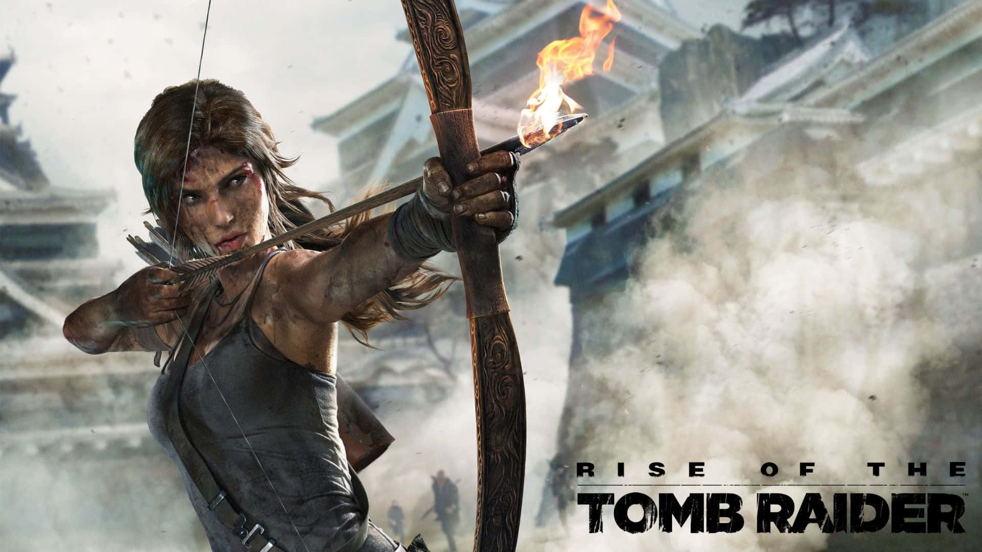 Lara Croft 桌布 壁紙 — 堅毅的蘿拉·卡芙特在煙霧和古代遺跡中，從雕刻的弓上拉出一支燃燒的箭。