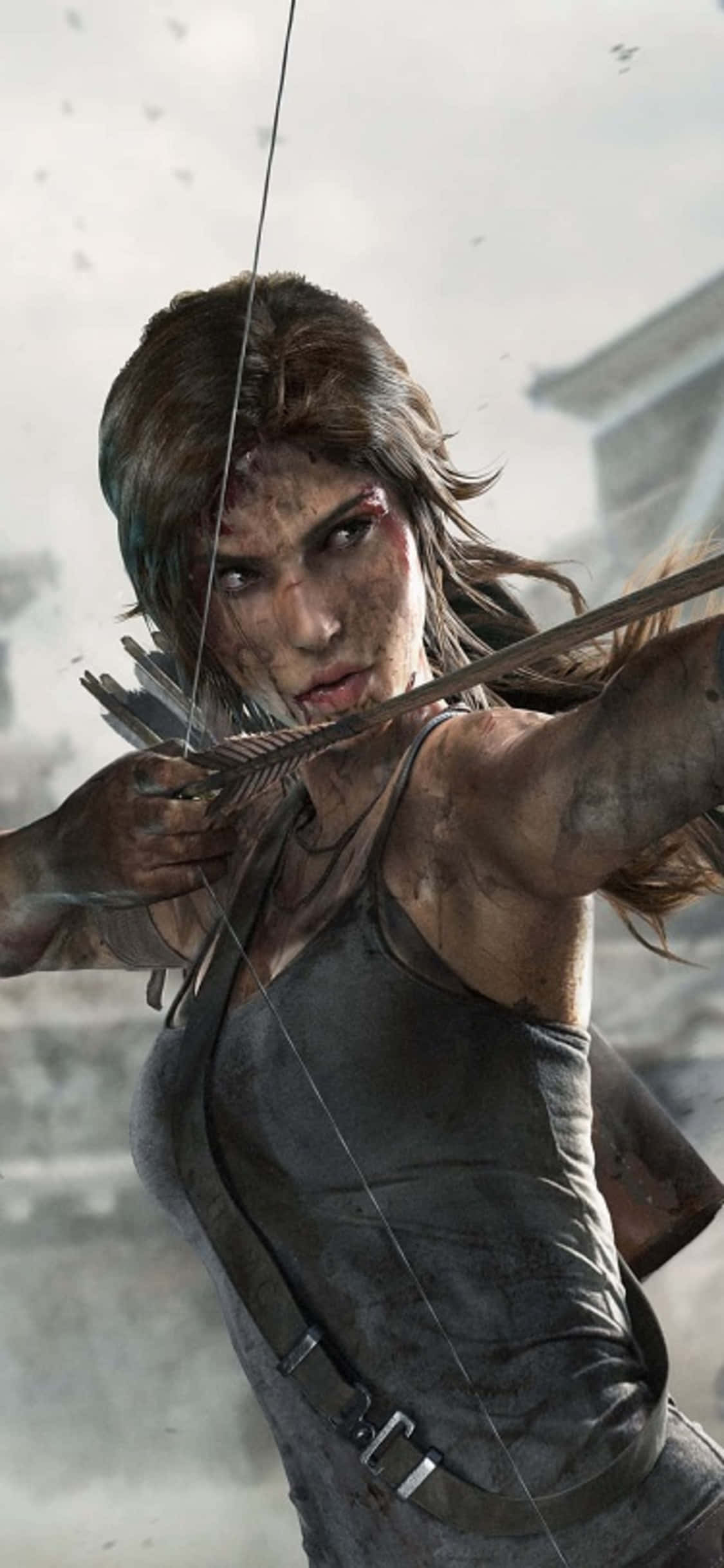 Lara Croft 桌布 壁紙 — 堅毅的蘿拉·卡芙特在霧氣瀰漫的廢墟背景下，專注地拉弓。