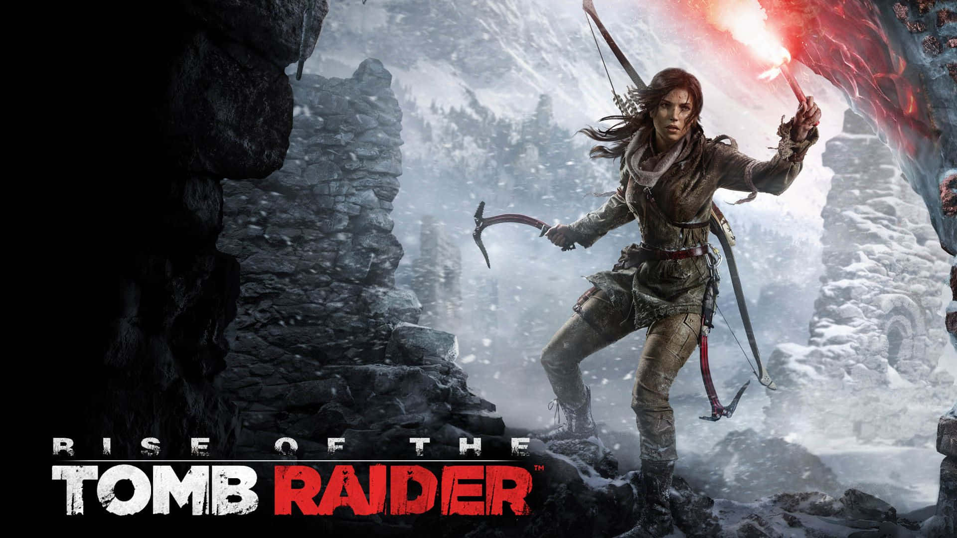 Lara Croft 桌布 壁紙 — 堅毅的蘿拉·卡芙特站在雪地廢墟中，手持燃燒的火把和攀爬斧，背景風暴肆虐。