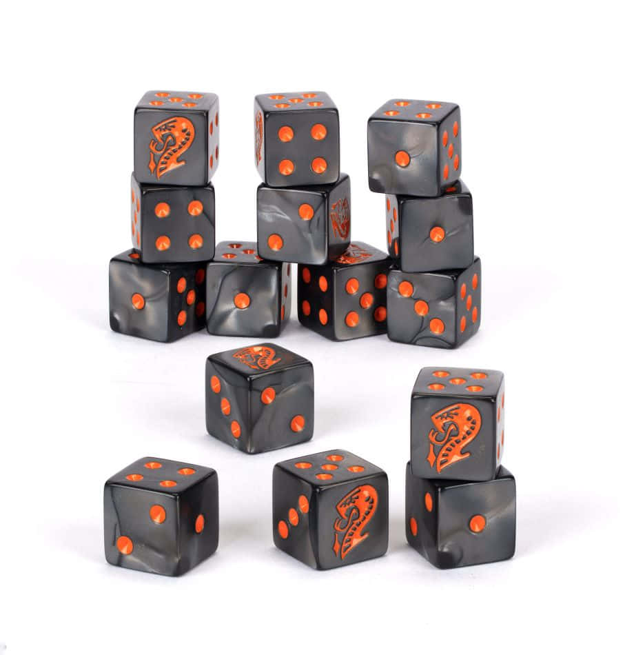 Dice 桌布 壁紙 — 堆疊和散落的黑色骰子，帶有發光的橙色點和龍符號，在乾淨的白色背景上。