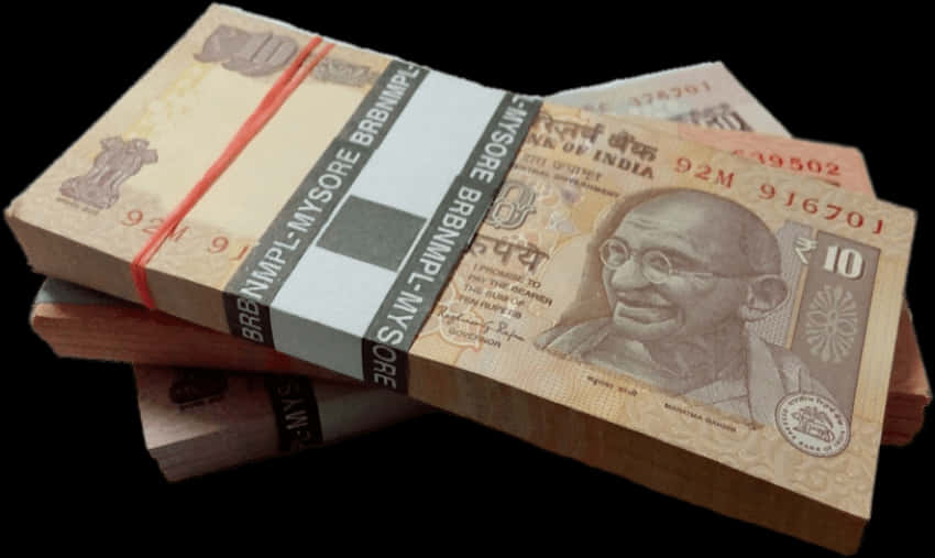 Indian Money 桌布 壁紙 — 堆疊的印度盧比鈔票捆，用紅色和白色帶子綁著，背景為黑色。
