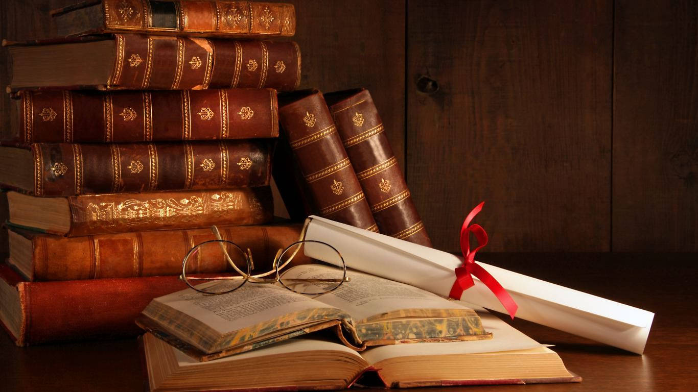 Studying 桌布 壁紙 — 堆疊的復古皮革裝訂書籍和一本打開的書，上面有眼鏡和一個用紅絲帶綁著的捲起文憑，放在木質表面上。