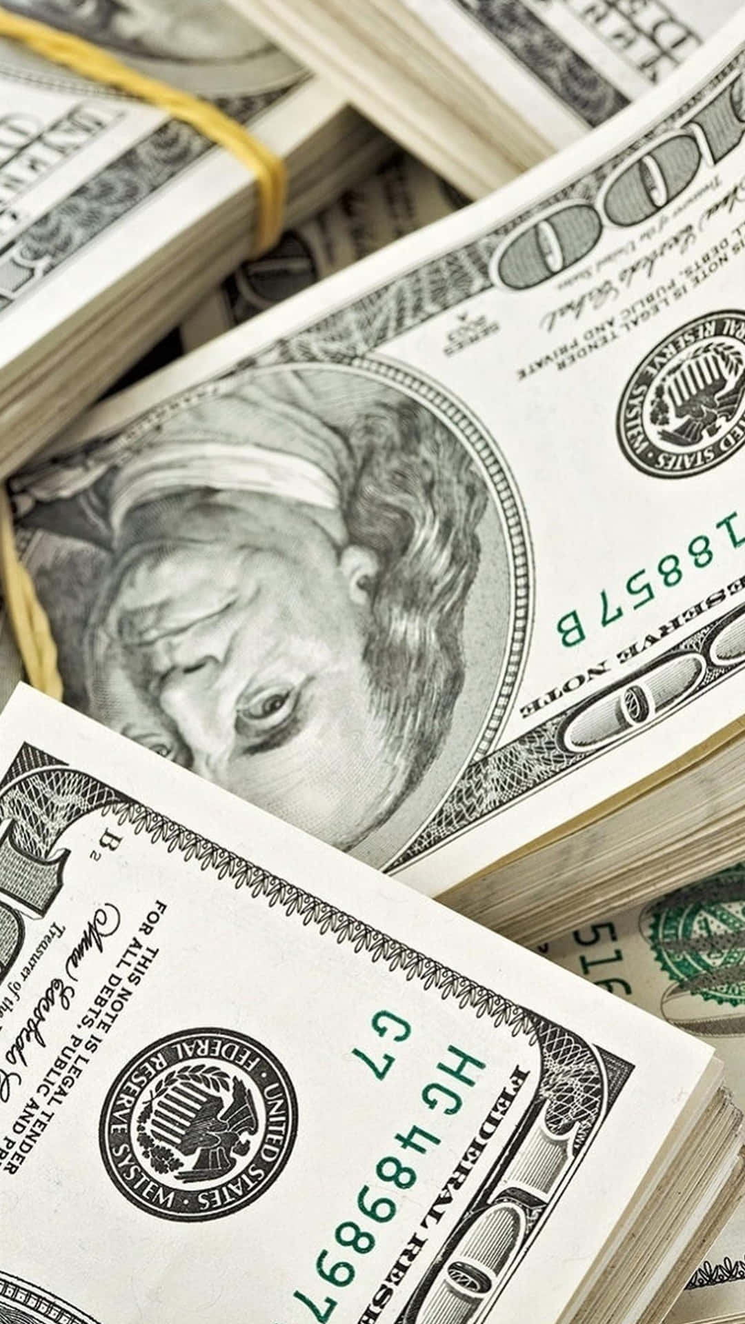 金錢 桌布 壁紙 — 堆疊的美鈔特寫，上有班傑明·富蘭克林肖像和綠色墨水細節。