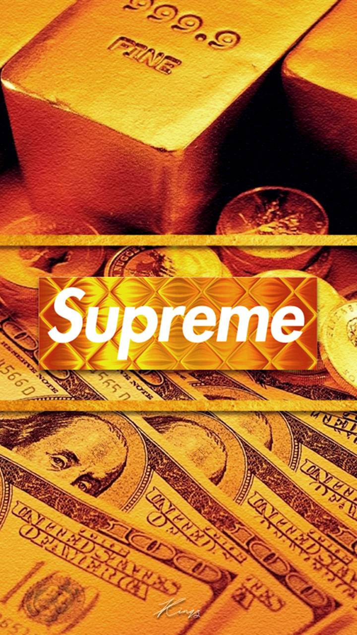 orange supreme 桌布 壁紙 — 堆疊的金條、硬幣和美元鈔票，帶有溫暖金色調的Supreme標誌疊加。