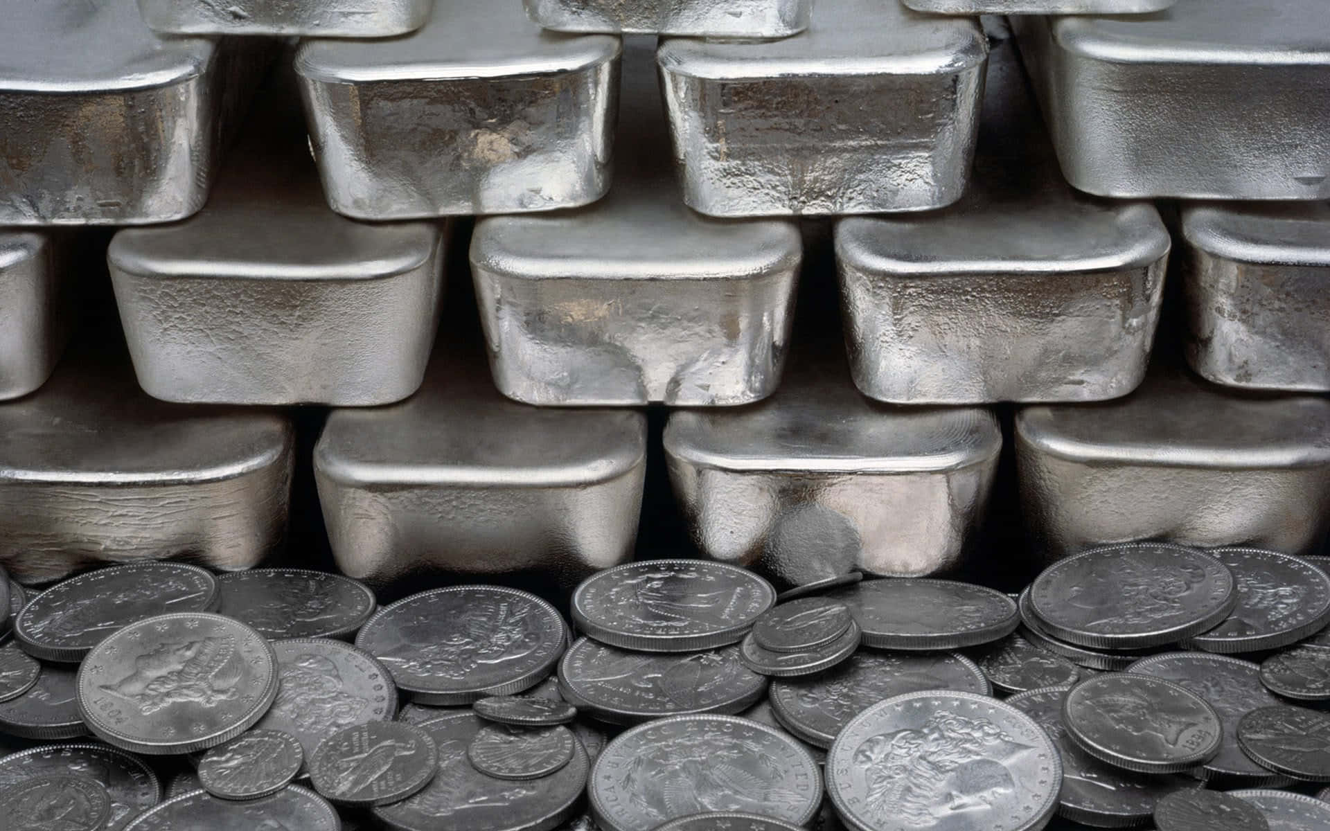 Silver 桌布 壁紙 — 堆疊的銀條和散落的硬幣營造出具有反射表面和工業重量的金屬質感。