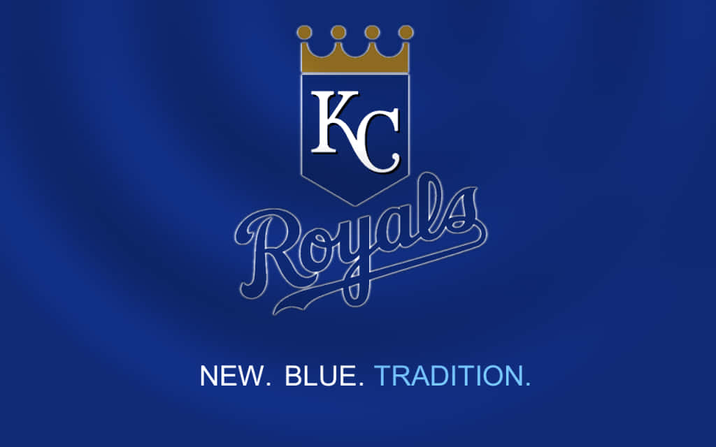Kc Royals 桌布 壁紙 — 堪薩斯城皇家隊標誌，帶有皇冠和手寫文字，居中在豐富的藍色布料背景上。