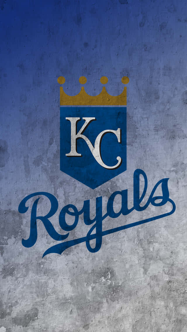Kc Royals 桌布 壁紙 — 堪薩斯城皇家隊標誌，金色皇冠和藍色盾牌，背景為紋理混凝土。