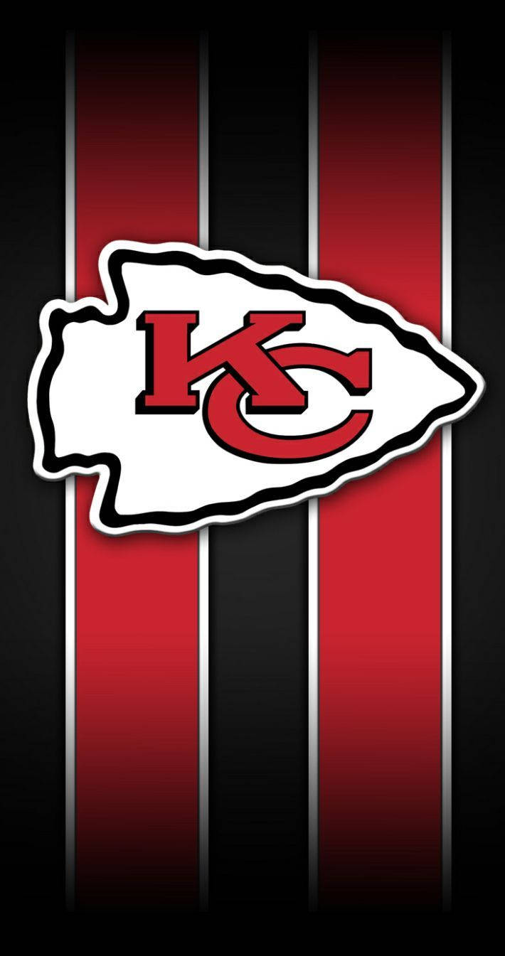 Kansas City Chiefs Logo 桌布 壁紙 — 堪薩斯城酋長隊標誌，以鮮明的紅、白、黑條紋呈現於深色背景上。