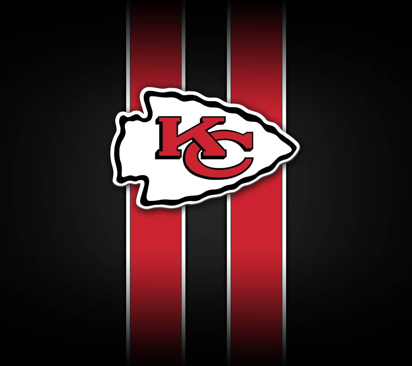 Kc Chiefs 桌布 壁紙 — 堪薩斯城酋長隊標誌，白色、紅色和黑色，帶有垂直條紋，背景為深色。
