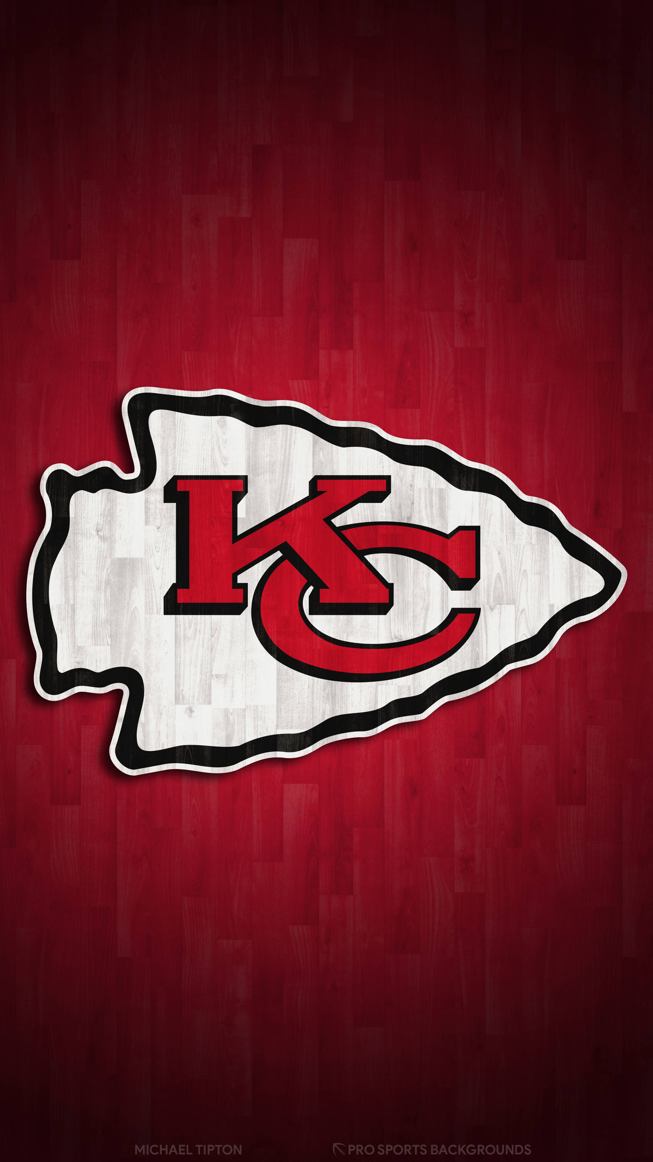 Kansas City Chiefs Cool 桌布 壁紙 — 堪薩斯城酋長隊標誌，紅白配色，置於有紋理的深紅色木紋背景上。