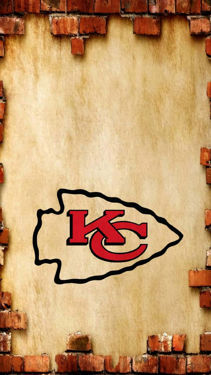 Kansas City Chiefs Logo 桌布 壁紙 — 堪薩斯城酋長隊標誌以紅黑色呈現於舊羊皮紙上，並由風化磚牆框住。
