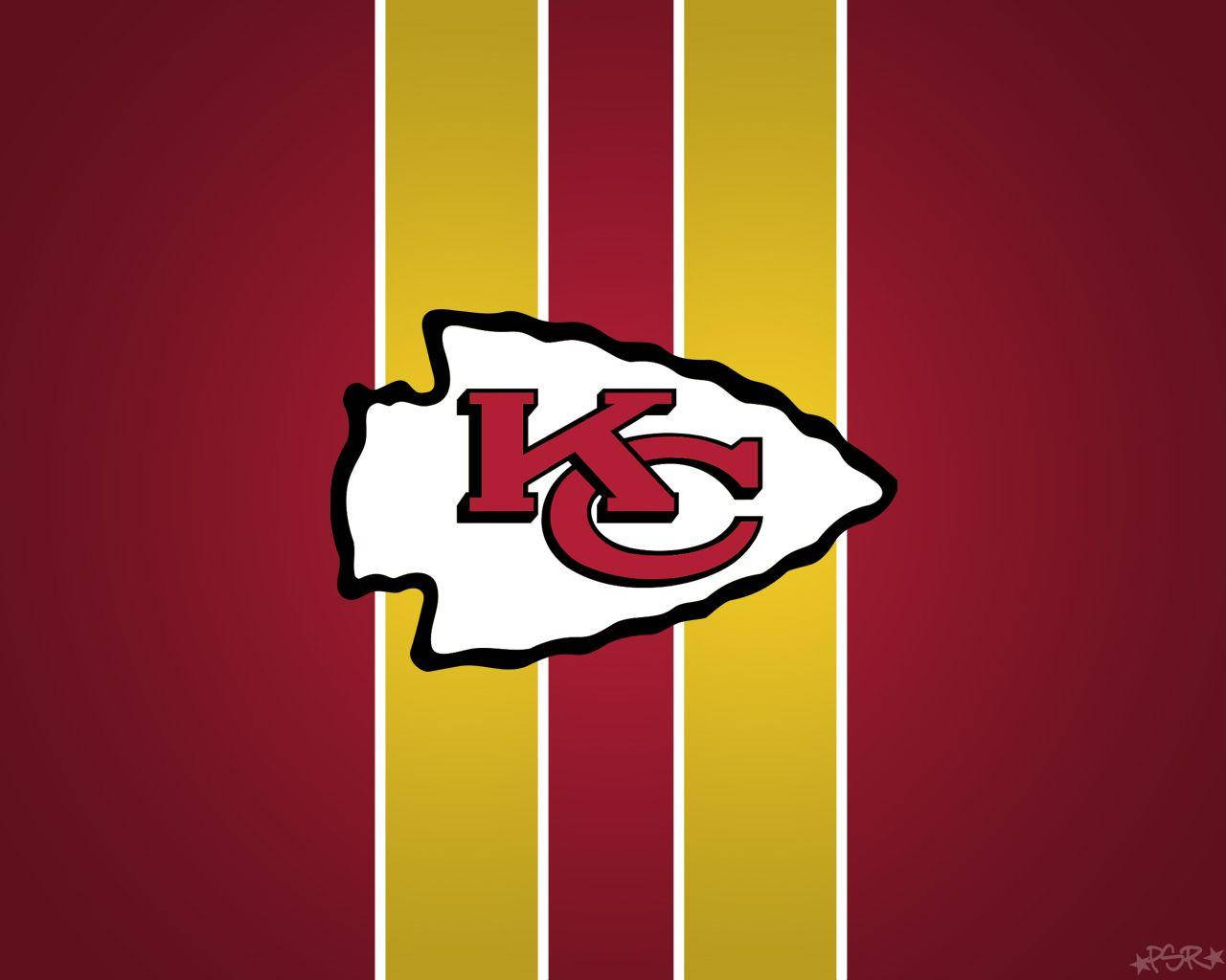 Kc Chiefs 桌布 壁紙 — 堪薩斯城酋長隊標誌居中於大膽的紅色和金色垂直條紋上，帶有白色點綴。
