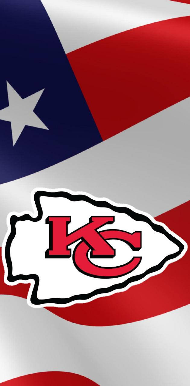 Kansas City Chiefs Logo 桌布 壁紙 — 堪薩斯城酋長隊標誌突出顯示在飄揚的德克薩斯州旗上，帶有醒目的紅、白、藍色。