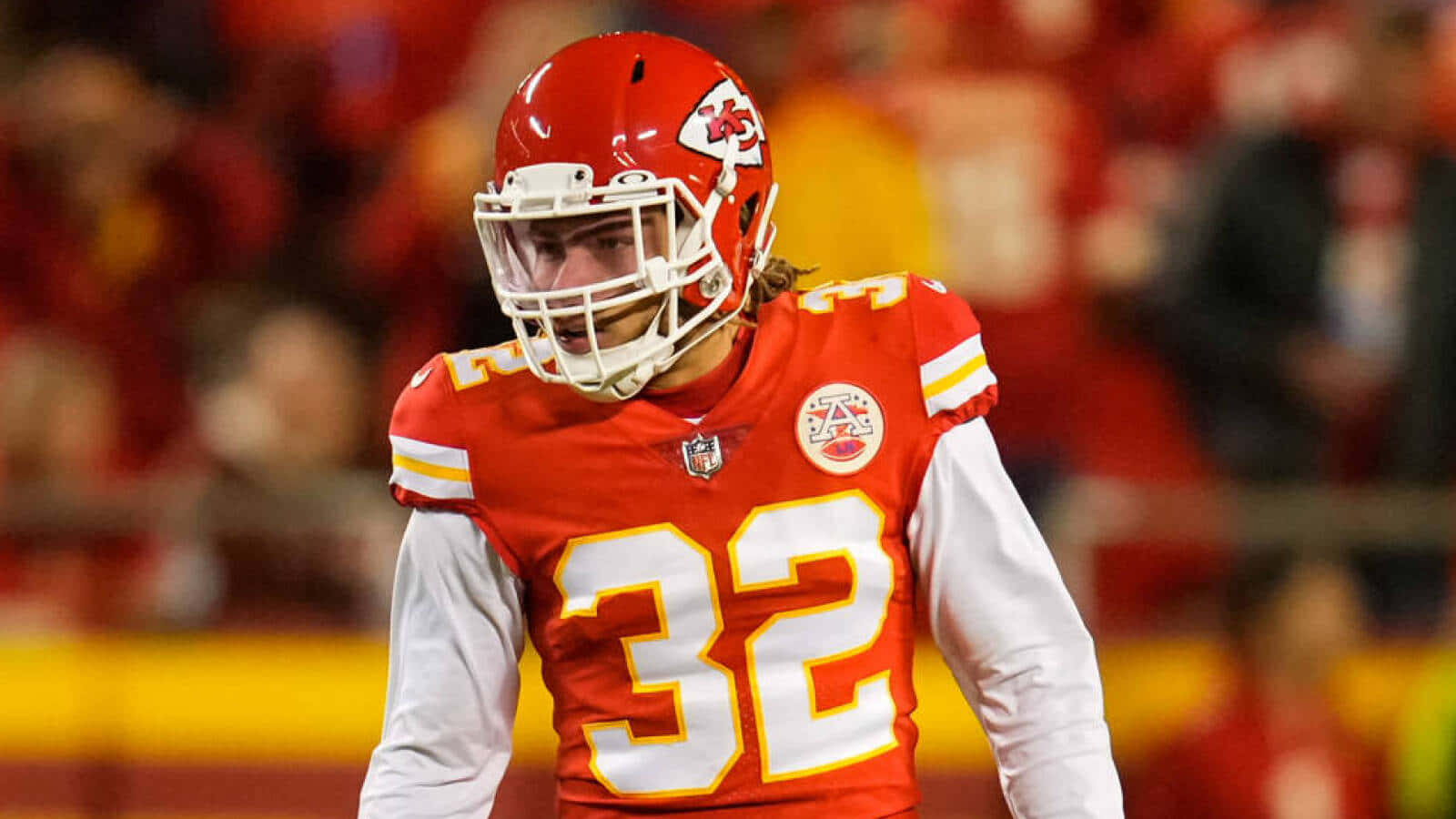 Tyrann Mathieu 桌布 壁紙 — 堪薩斯城酋長隊美式足球員在比賽中身穿紅色頭盔和球衣，號碼32的特寫。