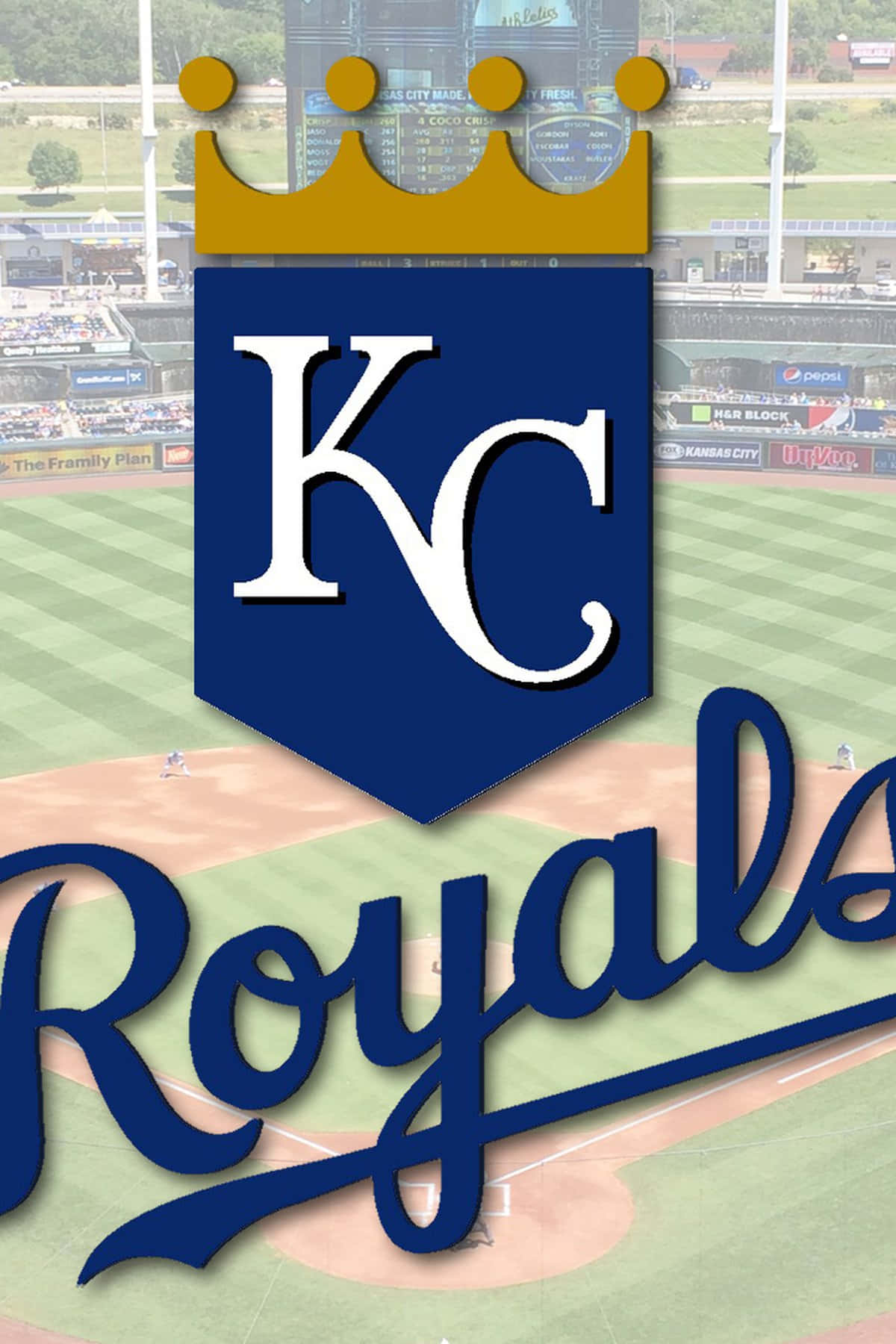 Kc Royals 桌布 壁紙 — 堪薩斯市皇家隊帶有皇冠的標誌主導了棒球場背景，顯示場上的球員和看台上的球迷。