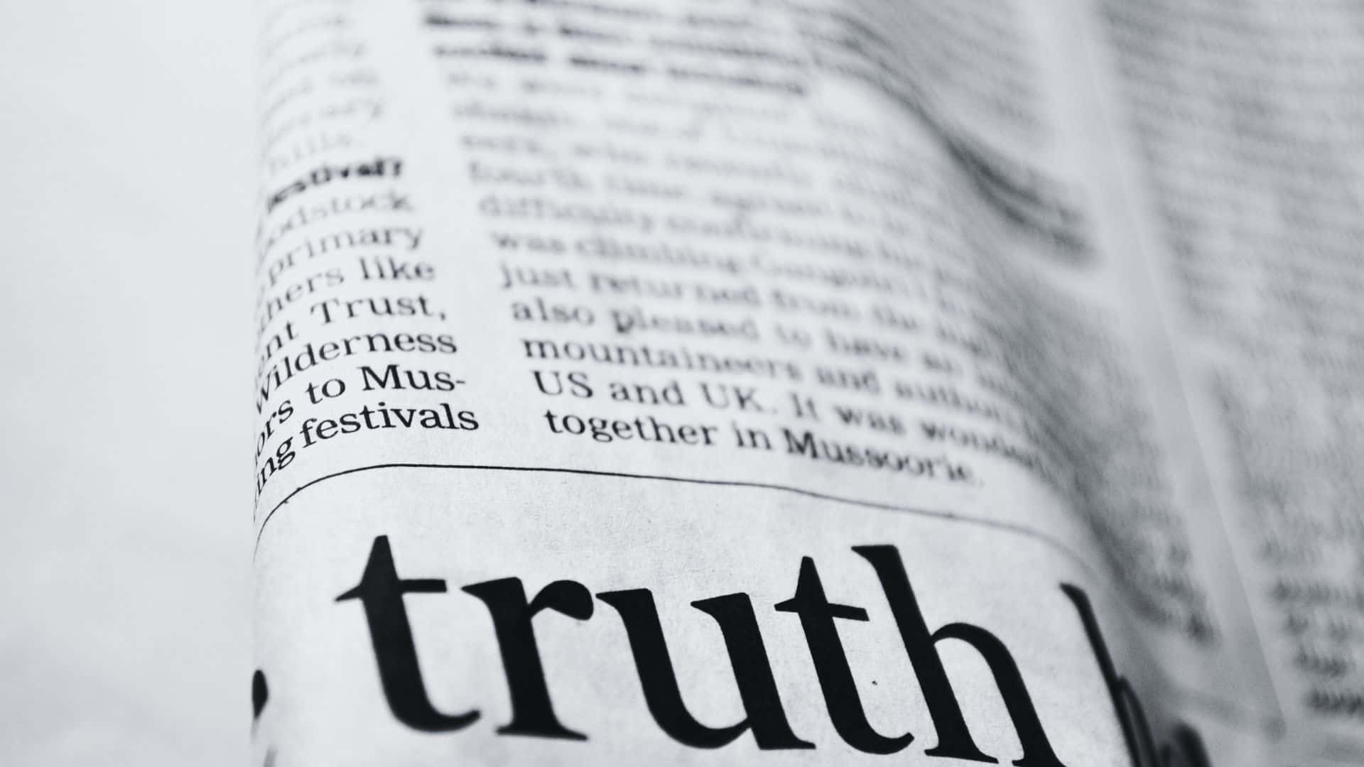 Black And White Newspaper 桌布 壁紙 — 報紙頁面的特寫，其中「真相」一詞以粗體黑色字體顯著顯示在白紙上。