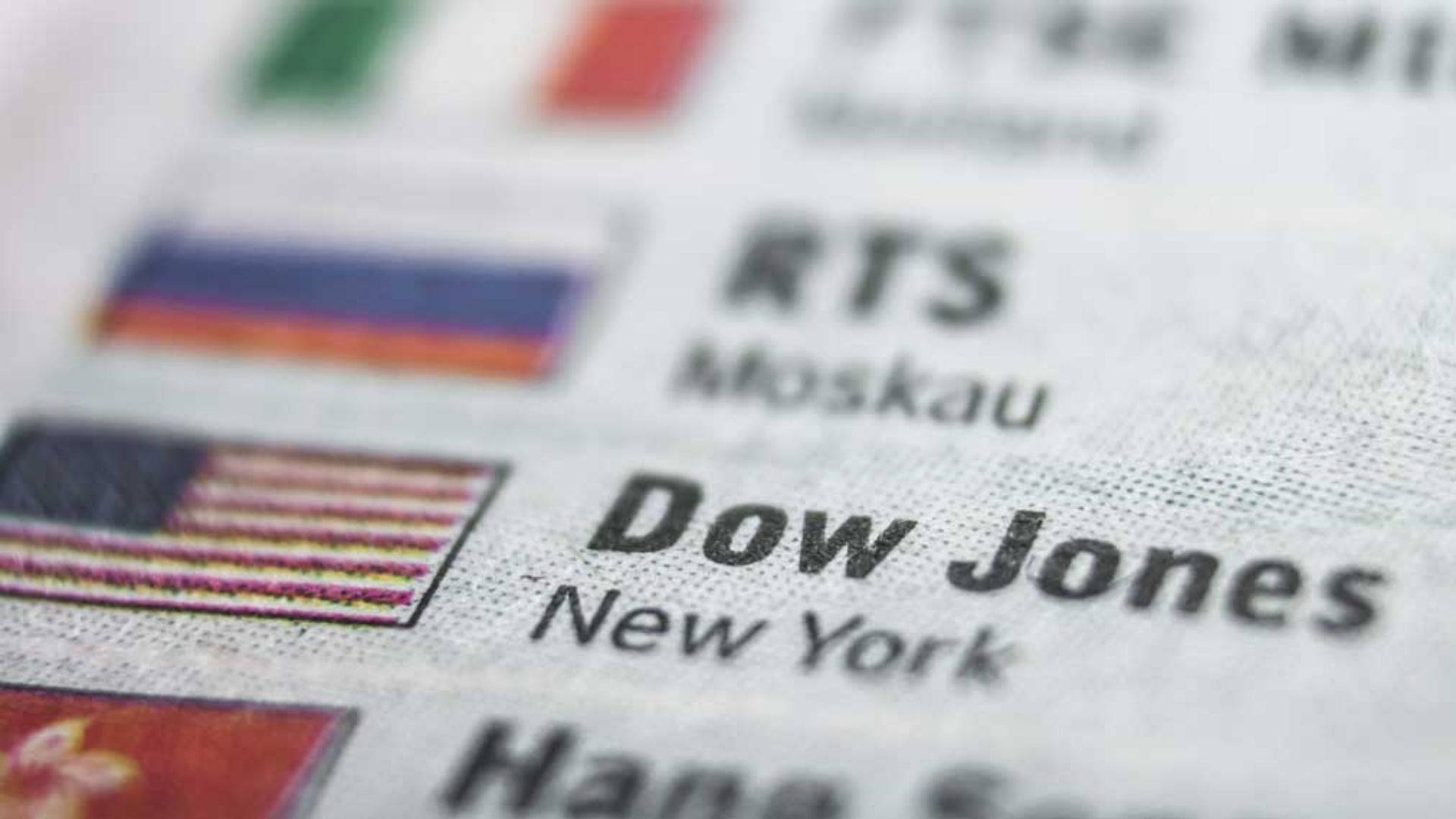 Dow 桌布 壁紙 — 報紙頁面的特寫，顯示股票市場指數，並帶有旗幟和城市名稱，如莫斯科和紐約。