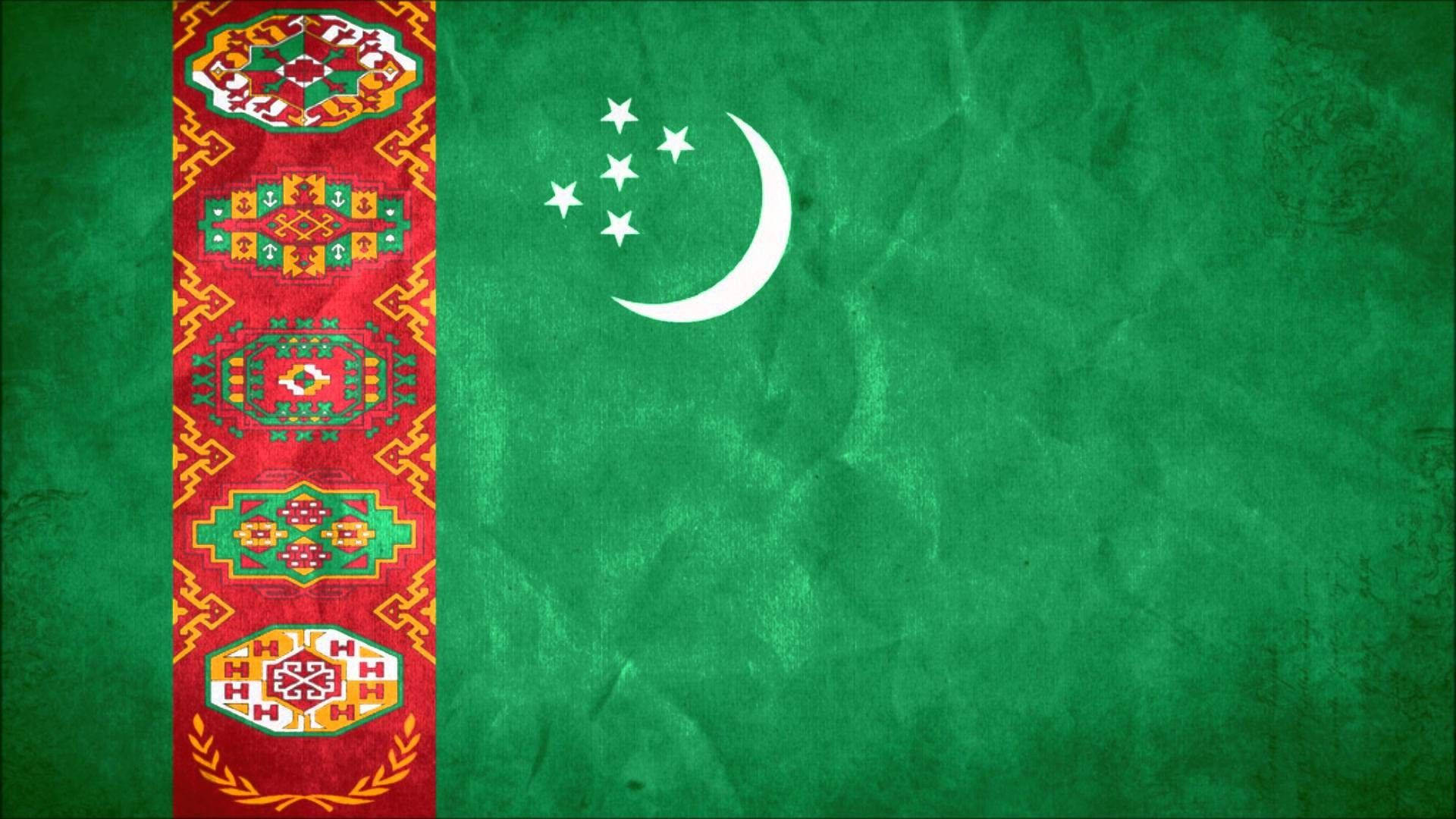 Turkmenistan 桌布 壁紙 — 塔吉克斯坦國旗，帶有紋理的綠色區域、白色新月和星星、帶有傳統裝飾圖案的紅色垂直條紋。