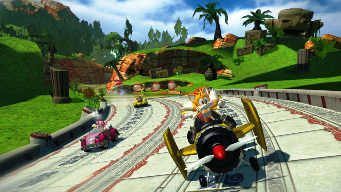 Sonic And All-stars Racing Transformed 桌布 壁紙 — 塔爾斯駕駛黃色雙翼飛機在蜿蜒的熱帶賽道上飛馳，賽道兩旁有棕櫚樹和古代遺跡。