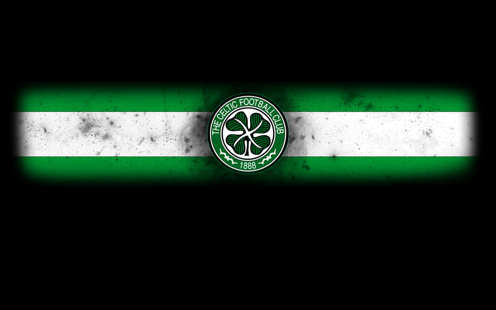 Celtic Irish 桌布 壁紙 — 塞爾提克足球俱樂部徽章置中於帶有粗糙紋理的綠色和白色條紋上，背景為黑色。