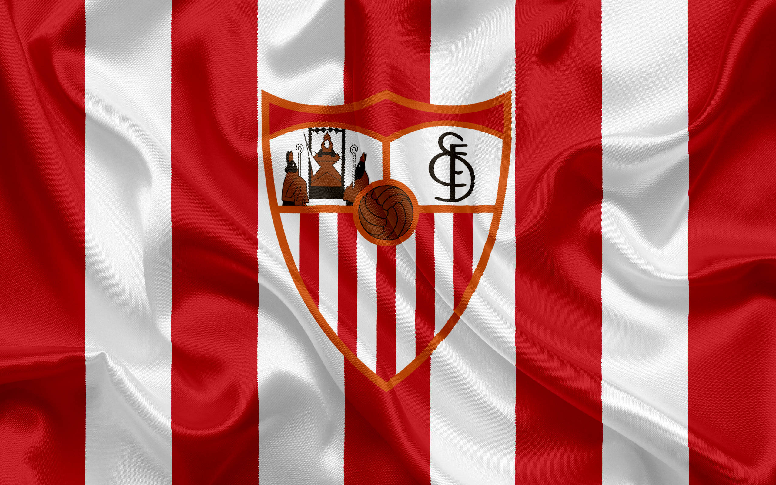 sevilla fc 桌布 壁紙 — 塞維利亞足球俱樂部旗幟的特寫，帶有鮮明的紅白垂直條紋和詳細的徽章，包含足球和歷史符號。