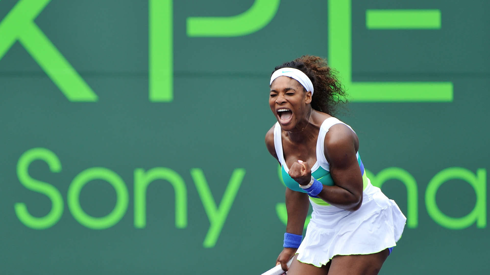 Serena 桌布 壁紙 — 塞雷娜·威廉姆斯在網球場上咆哮勝利，身後是綠色的索尼背景。